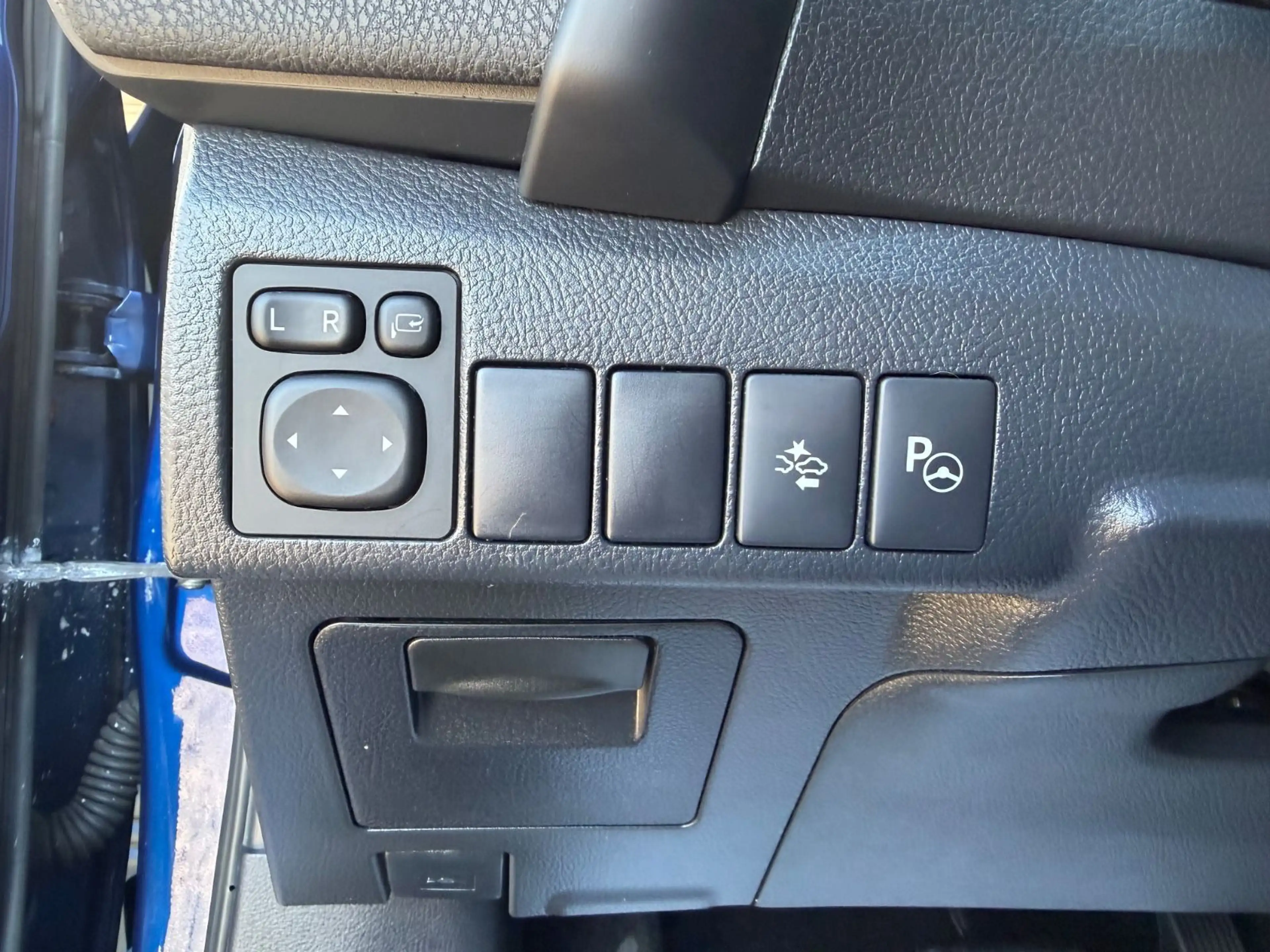 Toyota Auris Hybrid Executive — photo 18