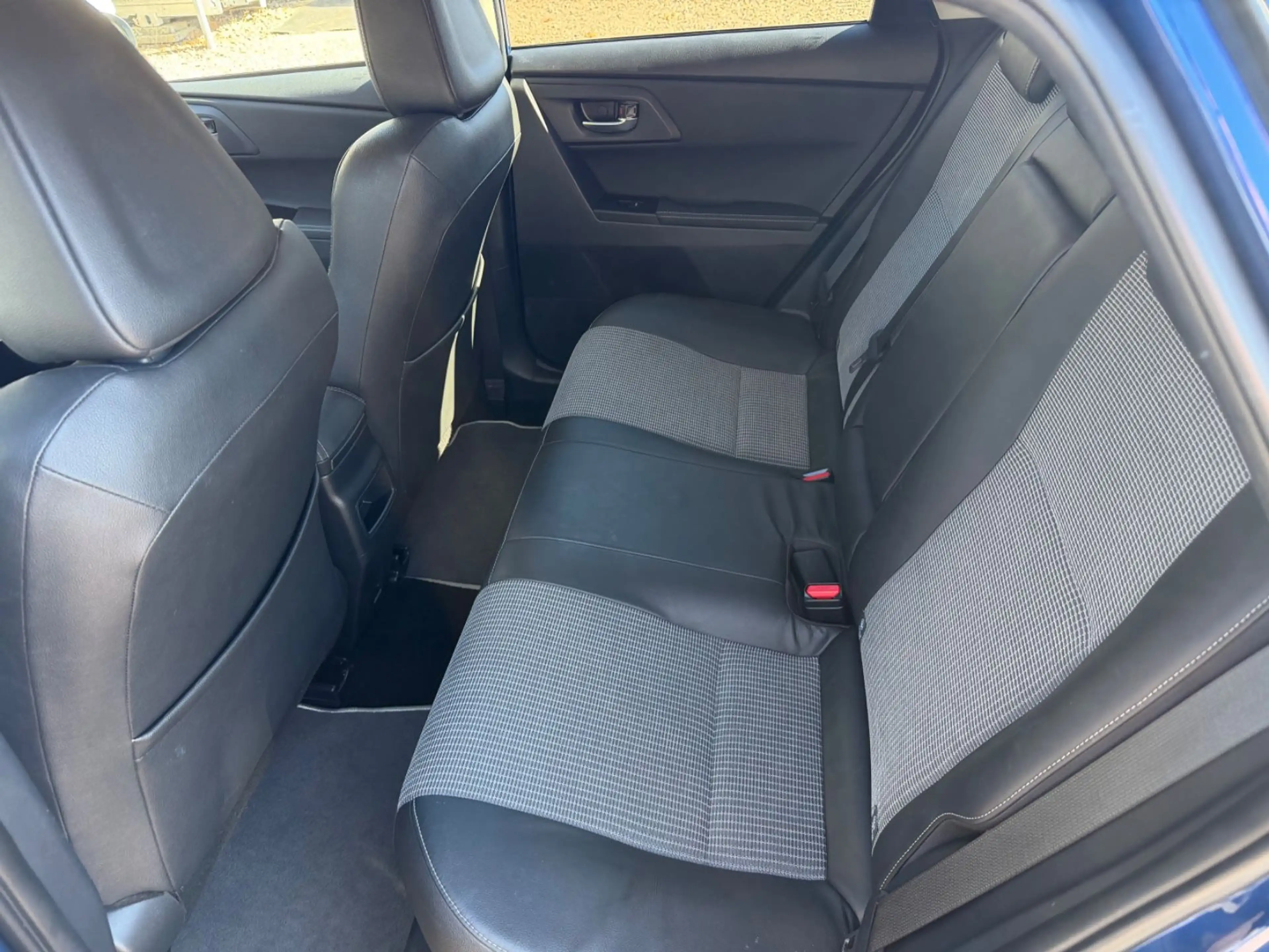 Toyota Auris Hybrid Executive — photo 19