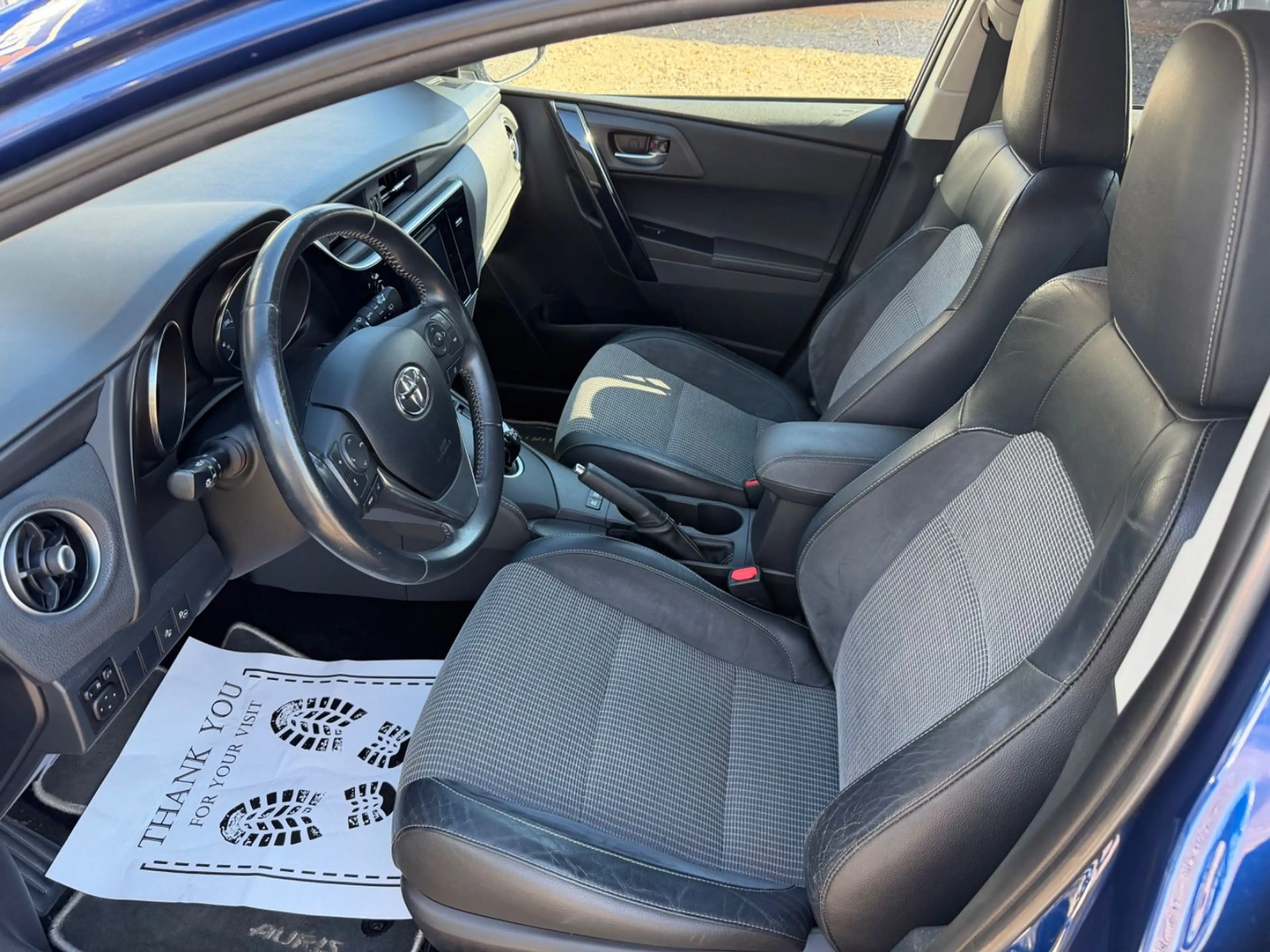 Toyota Auris Hybrid Executive — photo 11