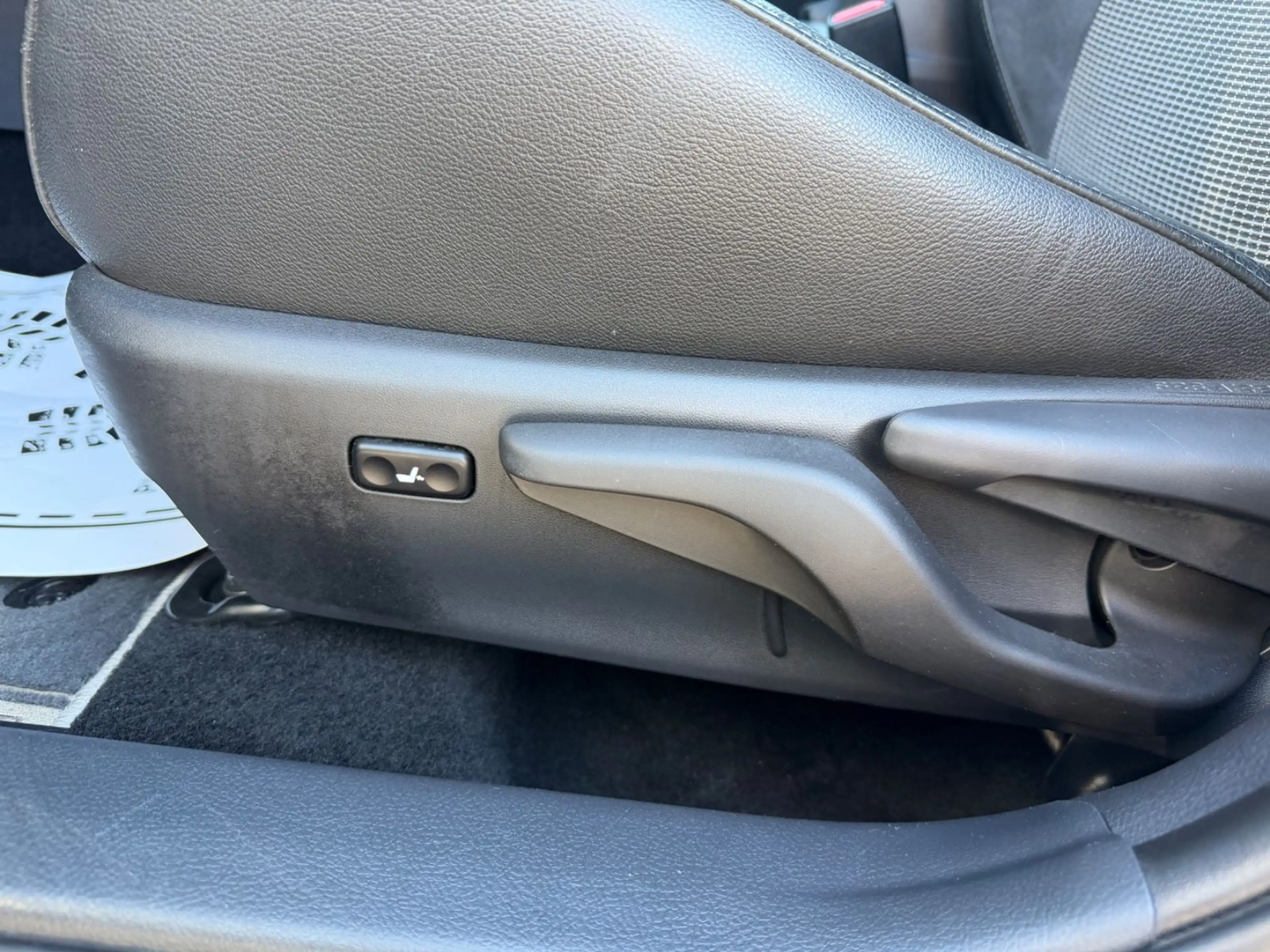 Toyota Auris Hybrid Executive — photo 17