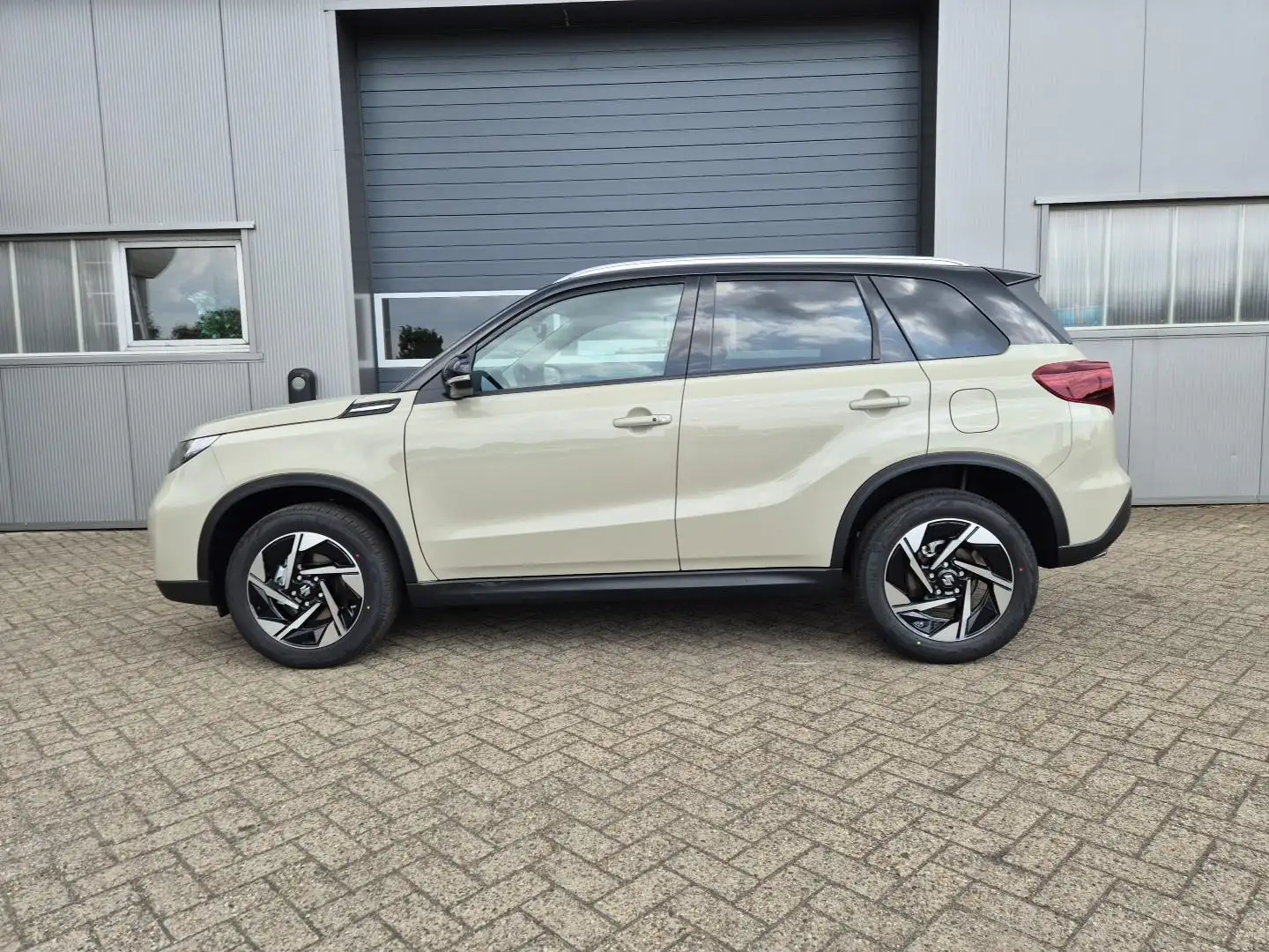Suzuki Vitara 1.4 Boosterjet 129PS Hybrid Comfort+ Teilleder ... Beige - 2
