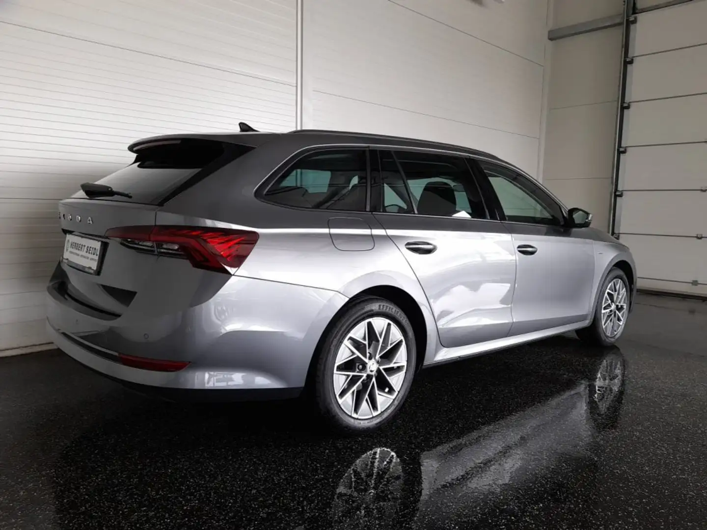 Skoda Octavia Combi TOUR 2,0 TDI DSG *VOLL-LED MIT DYN BLINKER / 17 ZOLL / NAVI / AHV / 3-ZONEN KLIMA / KEYLESS / SHZG VO&HI* Grau - 2