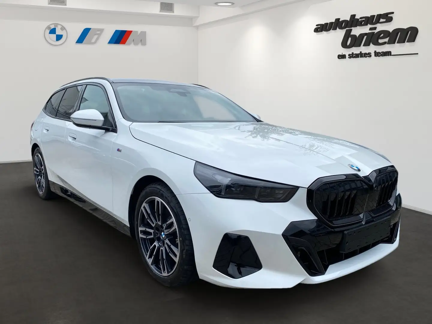 BMW 520 d xDrive Touring, M Sportpaket, AKTIONSPREIS Weiß - 2