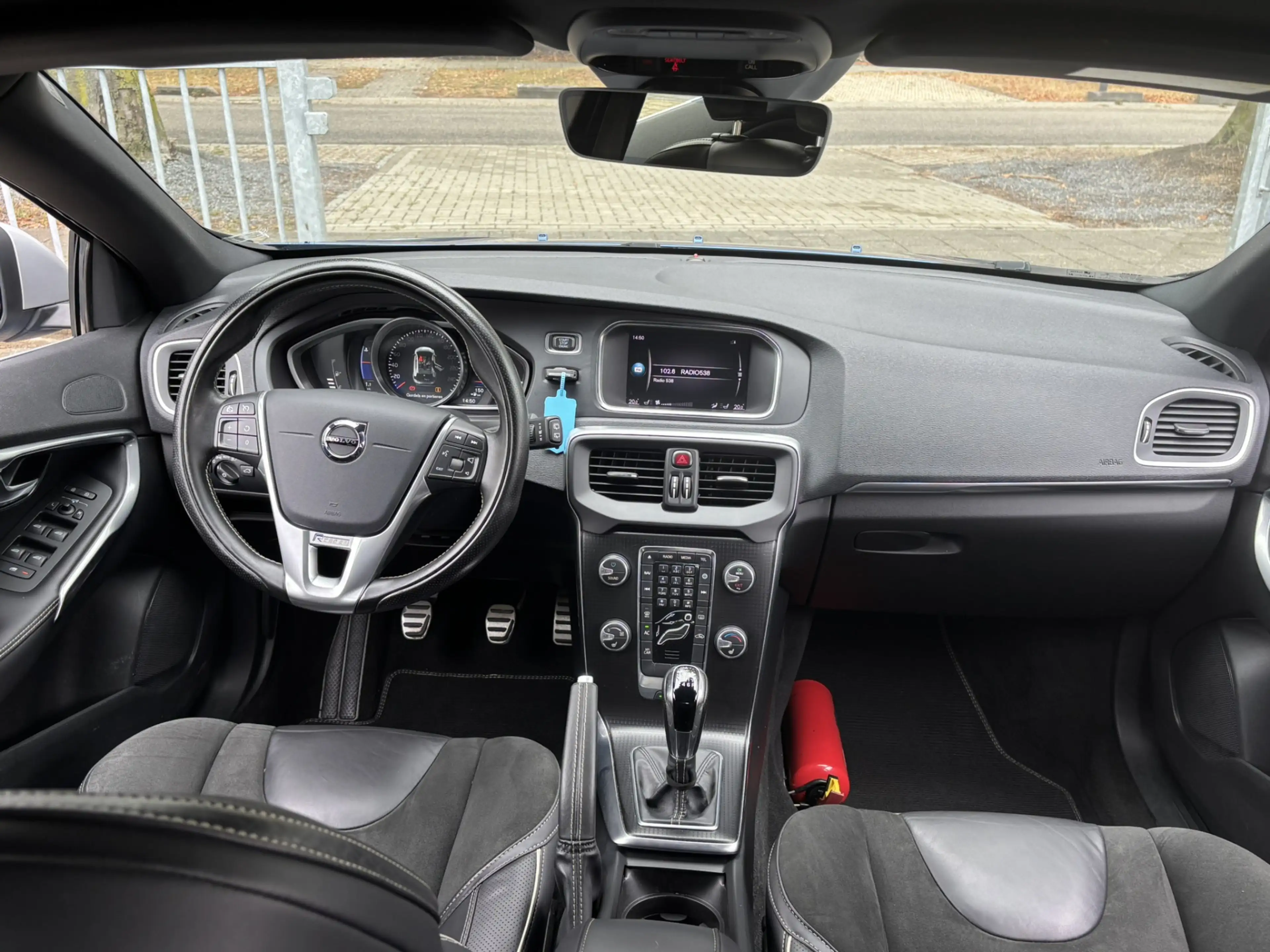 Volvo V40 2.0 T2 R-Design Stoelverwarming PDC On call — photo 2