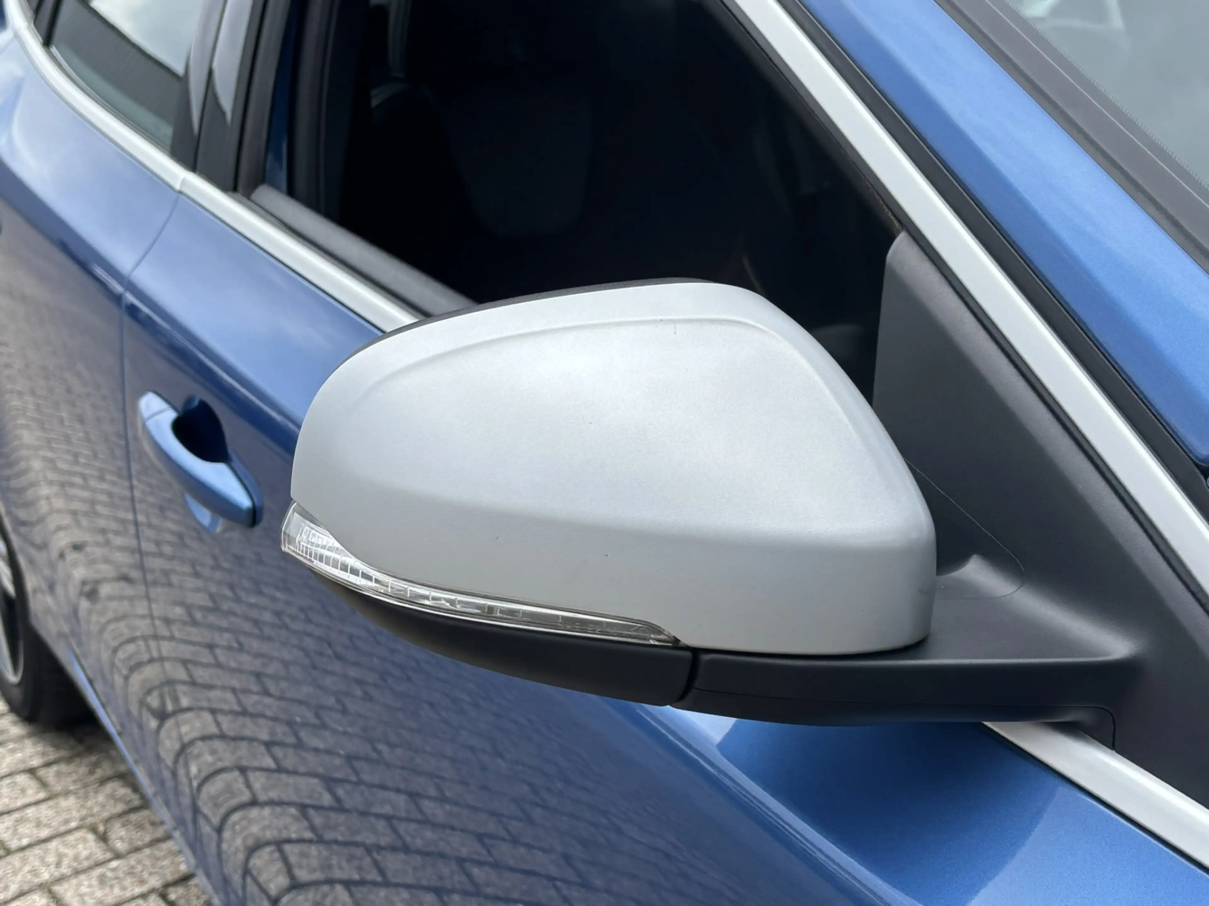 Volvo V40 2.0 T2 R-Design Stoelverwarming PDC On call — photo 12