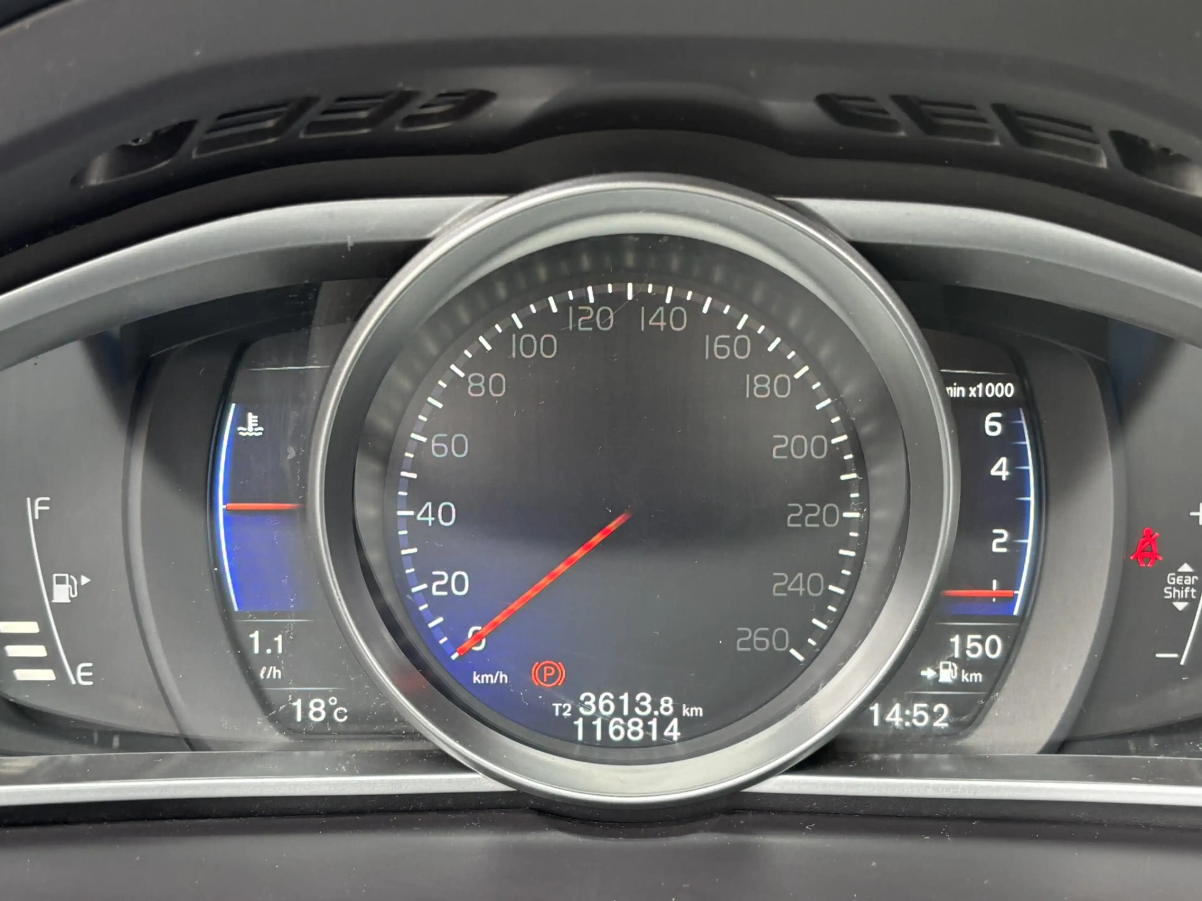 Volvo V40 2.0 T2 R-Design Stoelverwarming PDC On call — photo 18