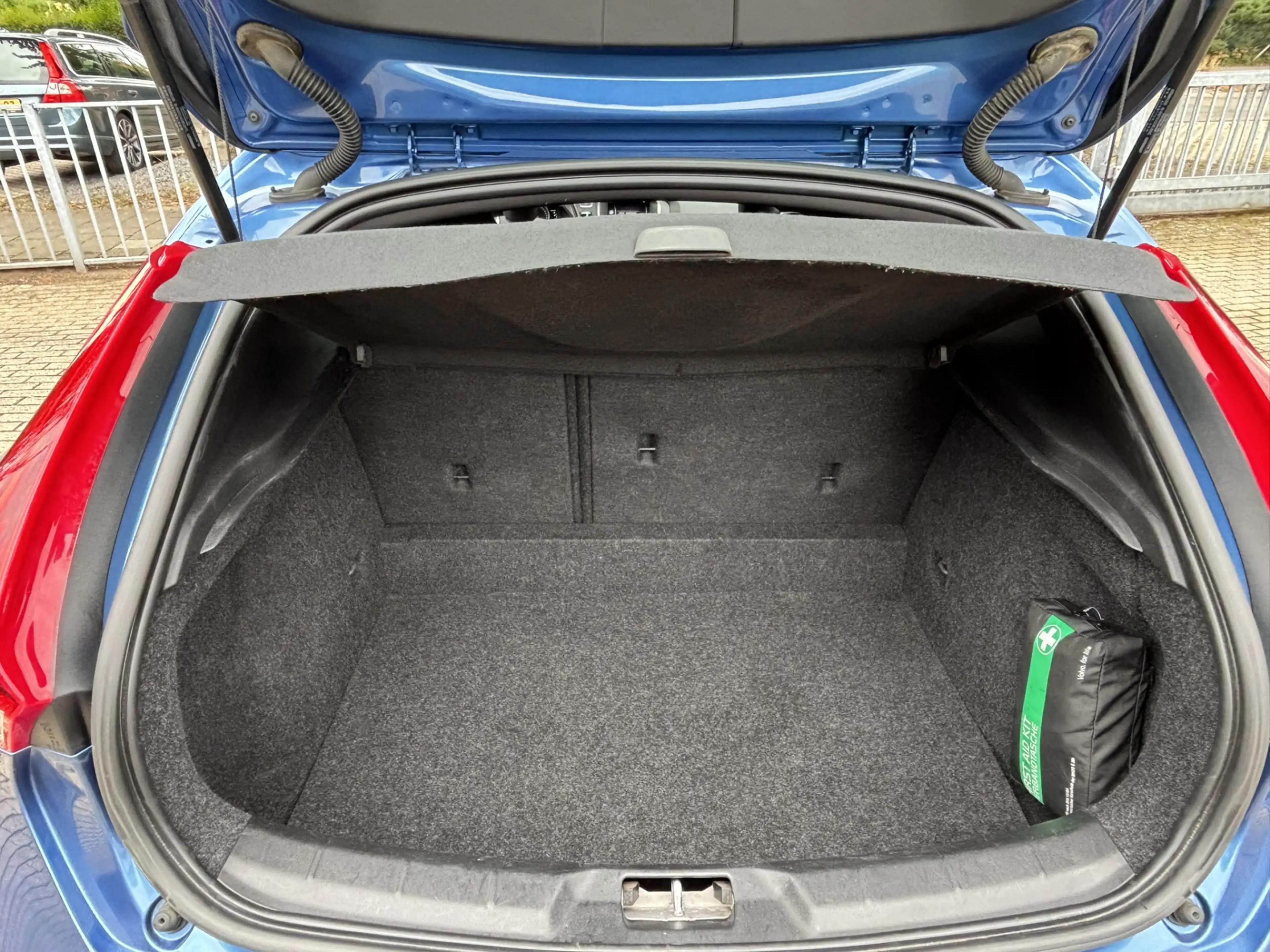 Volvo V40 2.0 T2 R-Design Stoelverwarming PDC On call — photo 15