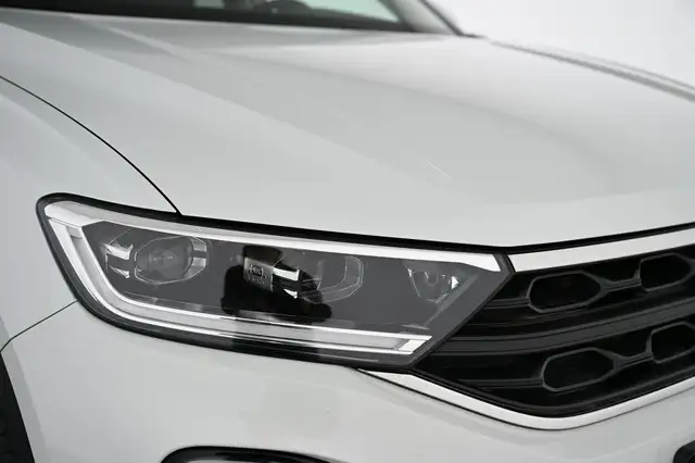 Volkswagen T-Roc view 16
