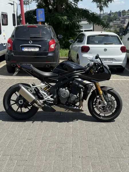 Triumph Speed Triple 1200 RR - foto 2