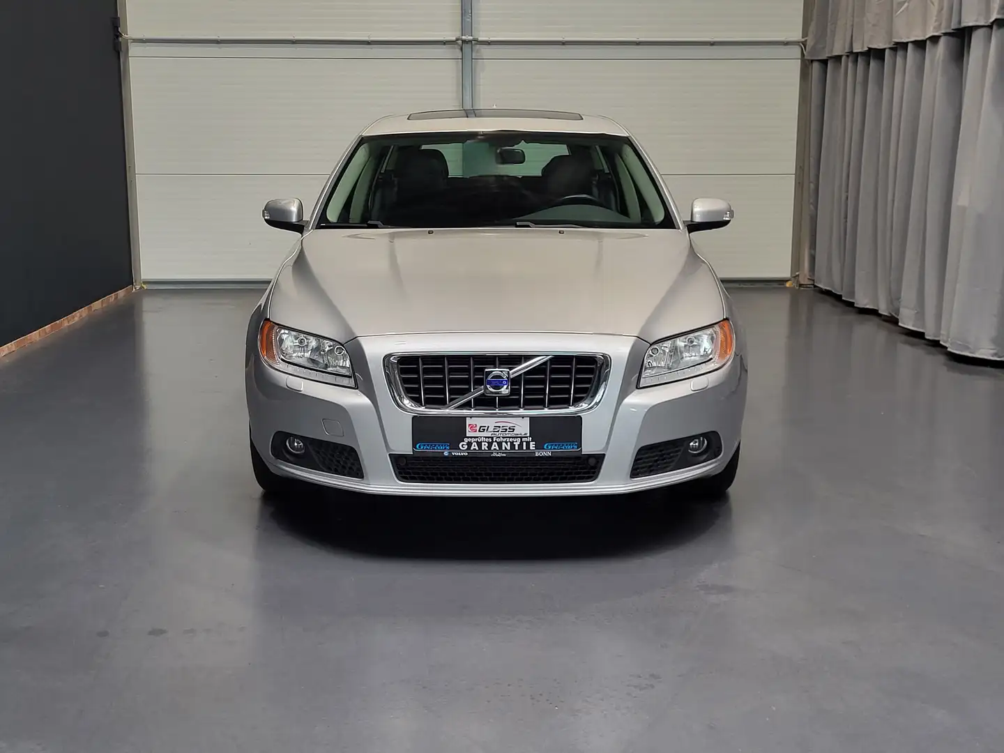 Volvo V70 3.2 Momentum *Leder| Glasschiebedach* Silber - 2