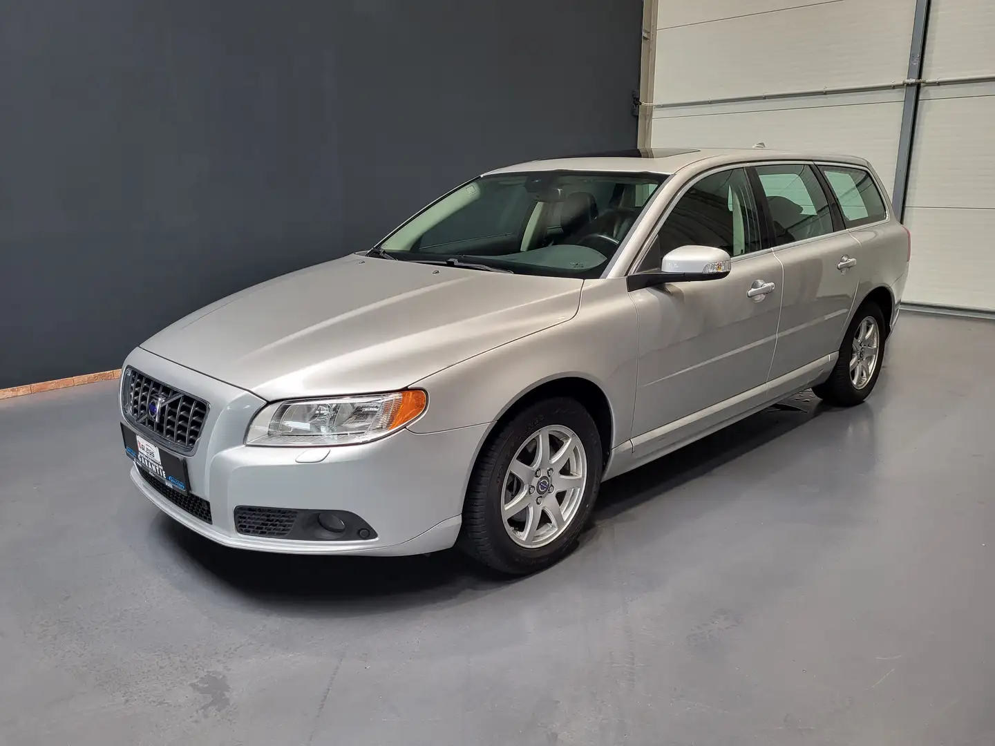 Volvo V70 3.2 Momentum *Leder| Glasschiebedach* Silber - 1