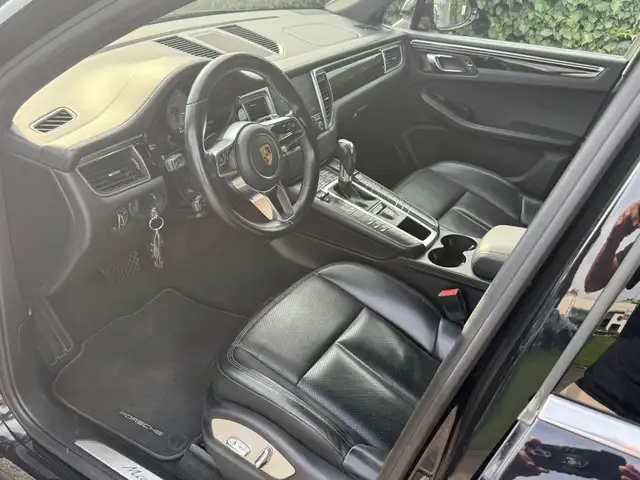 Porsche Macan view 11