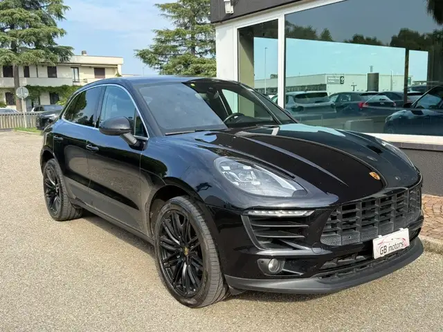 Porsche Macan view 4