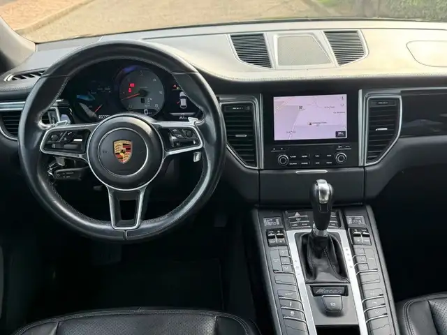 Porsche Macan view 12