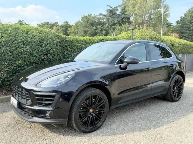 Porsche Macan view 3