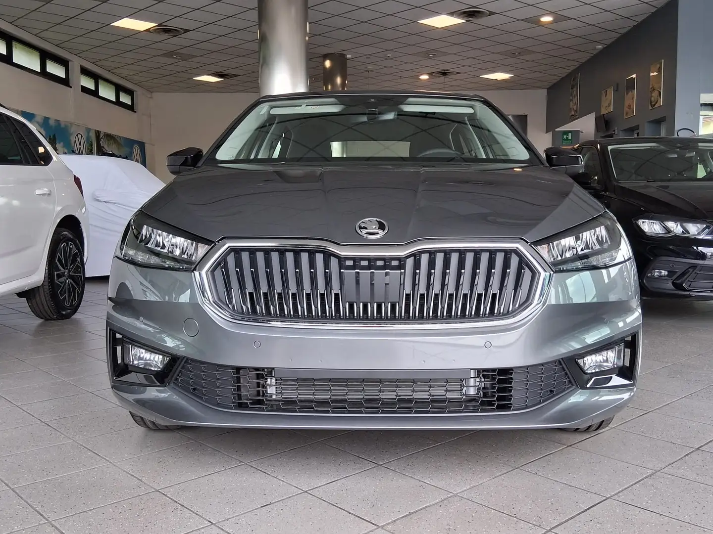 Skoda Fabia 1.0 tsi evo Young Edition 95cv Grijs - 2