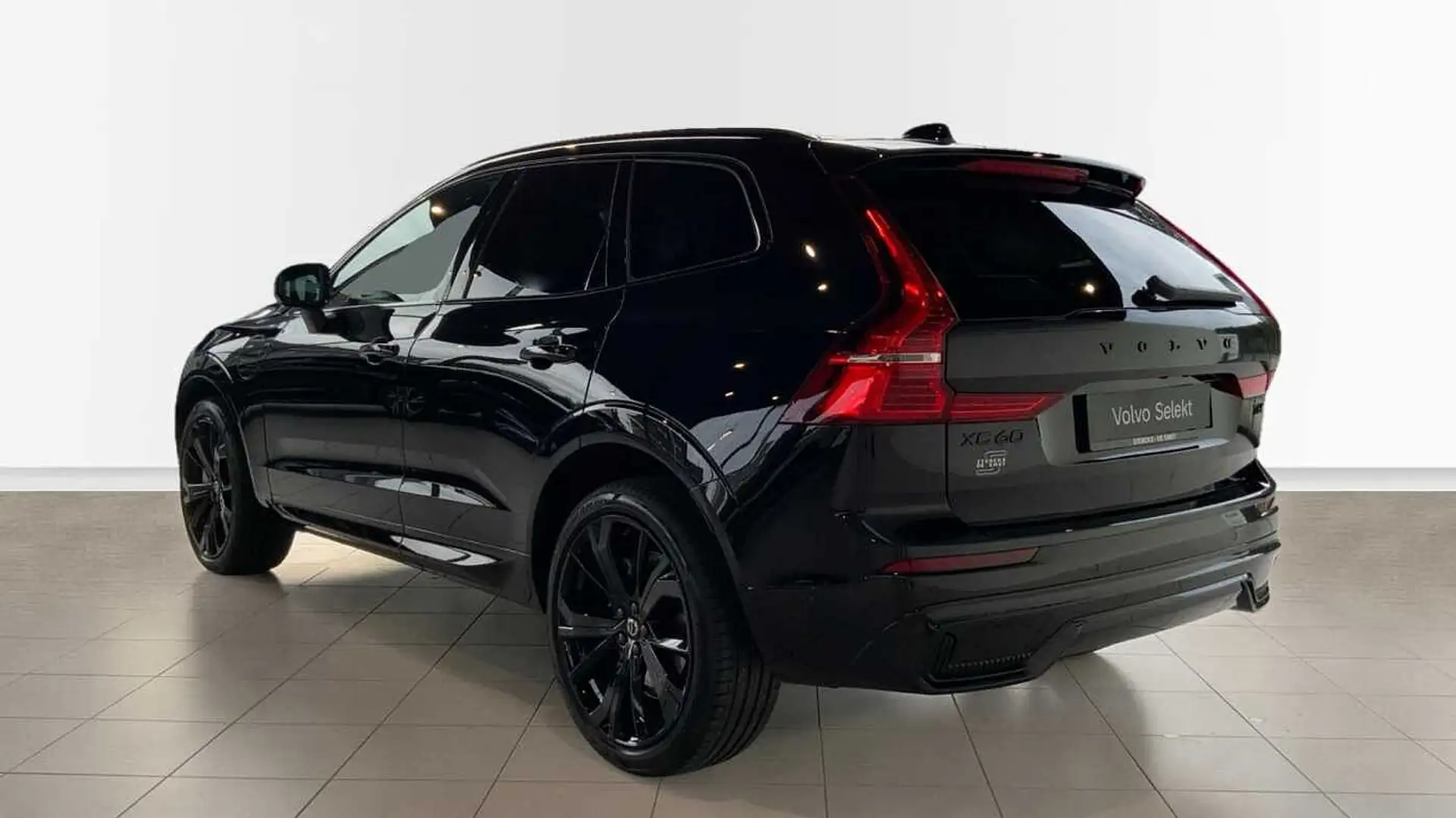 Volvo XC60 Black Edition Plus, T6 AWD Plug-in hybrid, Elektri Zwart - 2