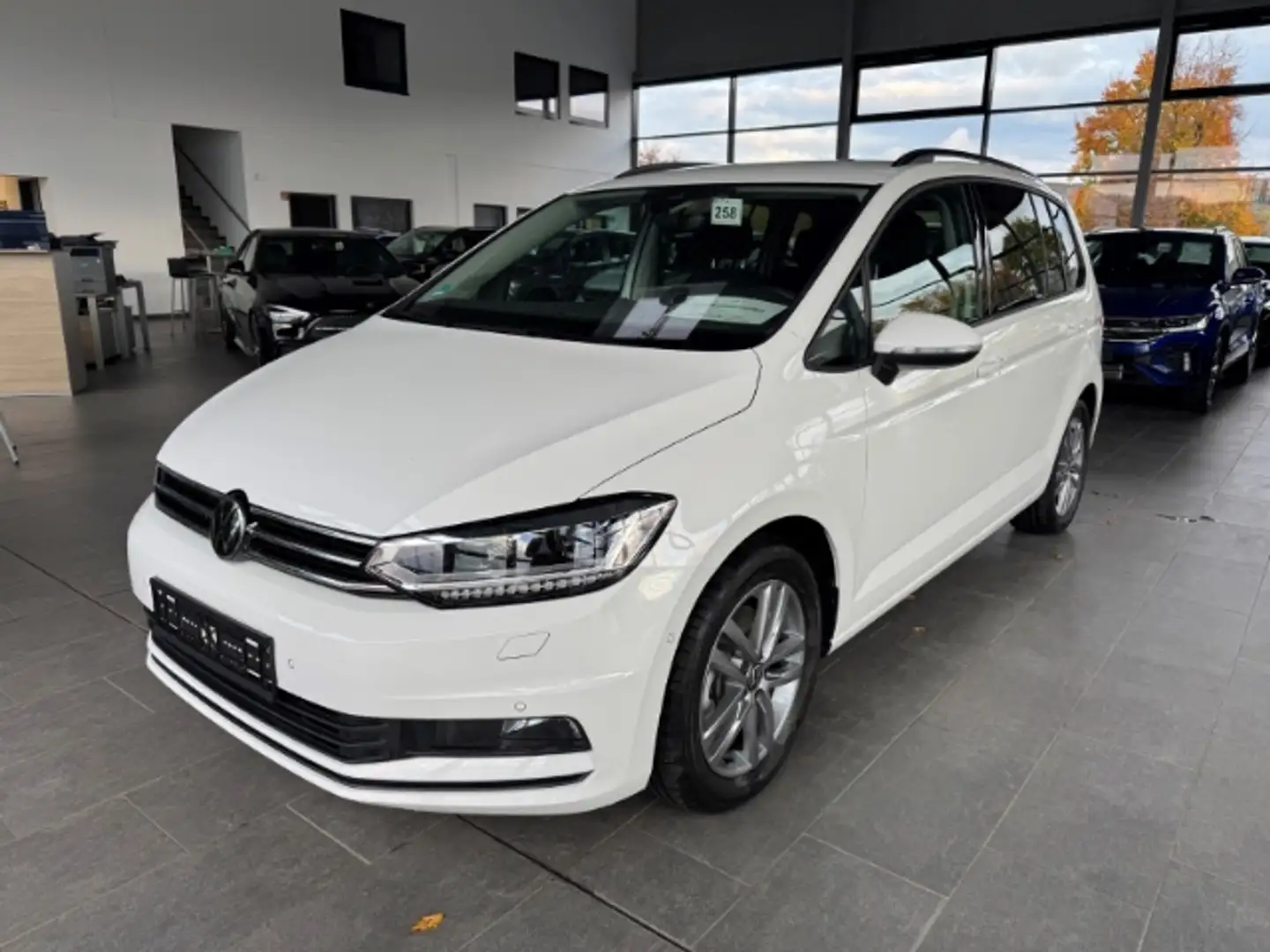 Volkswagen Touran Comfortline 1.5 7 Sitze Navi LED ACC Kamera El. He Weiß - 1
