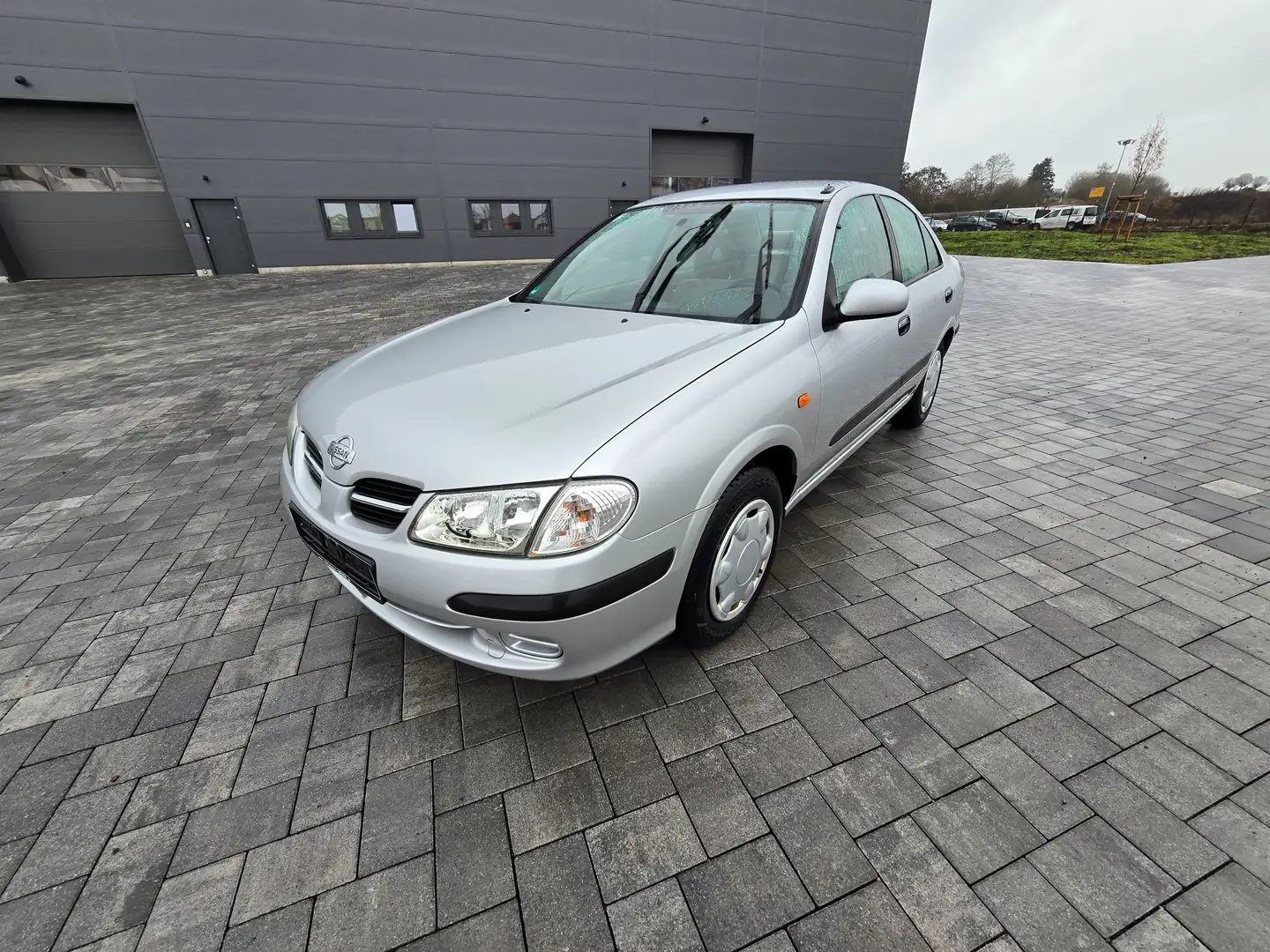 Nissan Almera Almera 1.5 Silber - 2