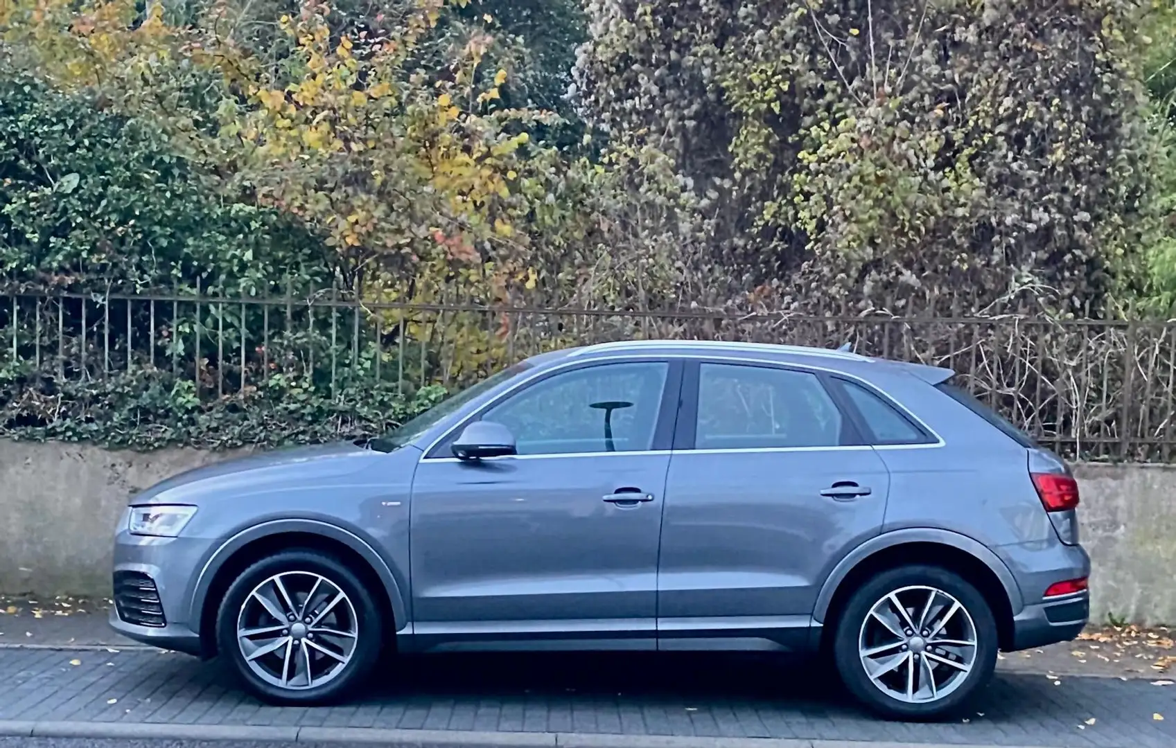 Audi Q3 Audi Q3 Sport 2.0 TDI quattro S tronic S-line Grau - 1