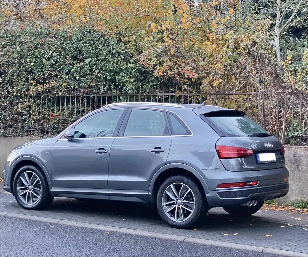 Audi Q3 Audi Q3 Sport 2.0 TDI quattro S tronic S-line Grau - 2
