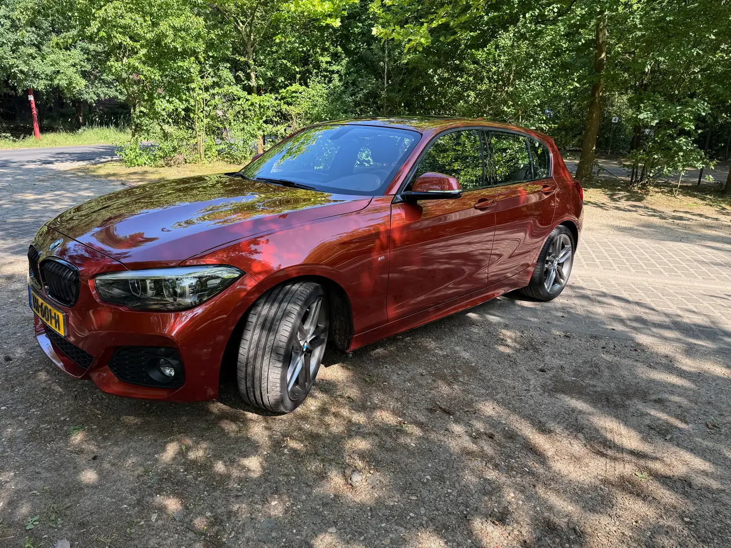 BMW 120 5-deurs Edition M Sport Shadow High Executive Oranje - 1