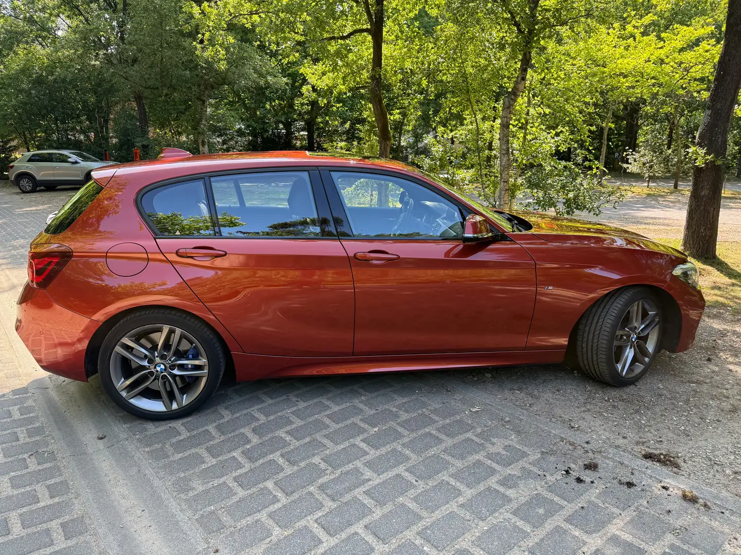 BMW 120 5-deurs Edition M Sport Shadow High Executive Oranje - 2