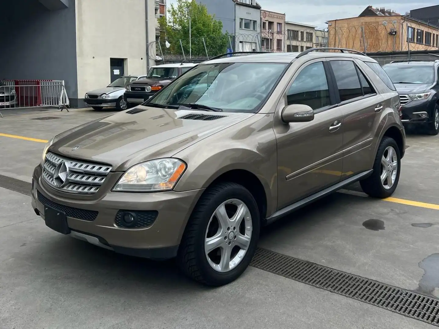 Mercedes-Benz ML 350 ONLY FOR EXPORT OUT OF EUROPE Grau - 1