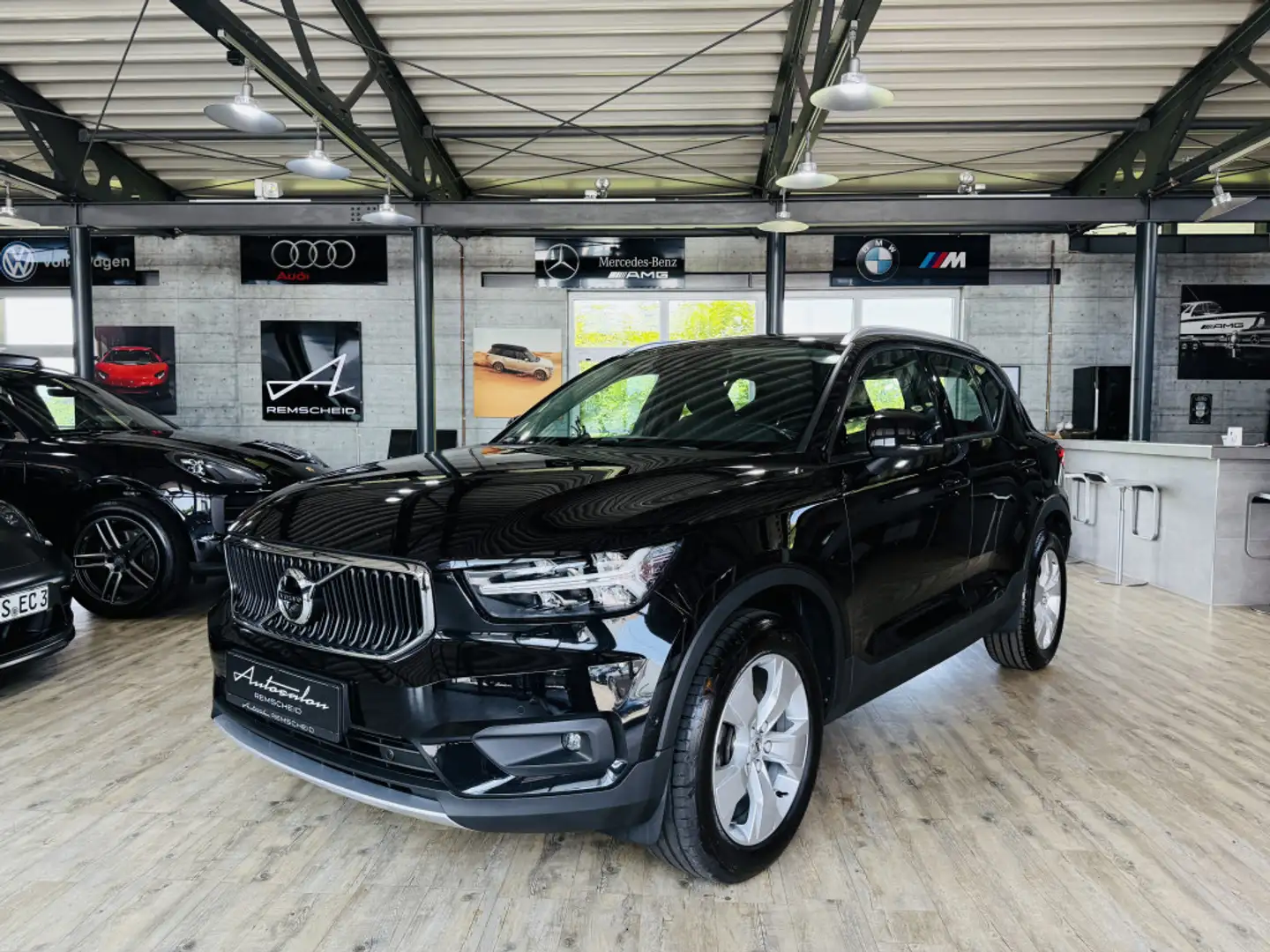 Volvo XC40 Momentum AWD*AHK*HARMAN KARDON*360°KAM* Schwarz - 1