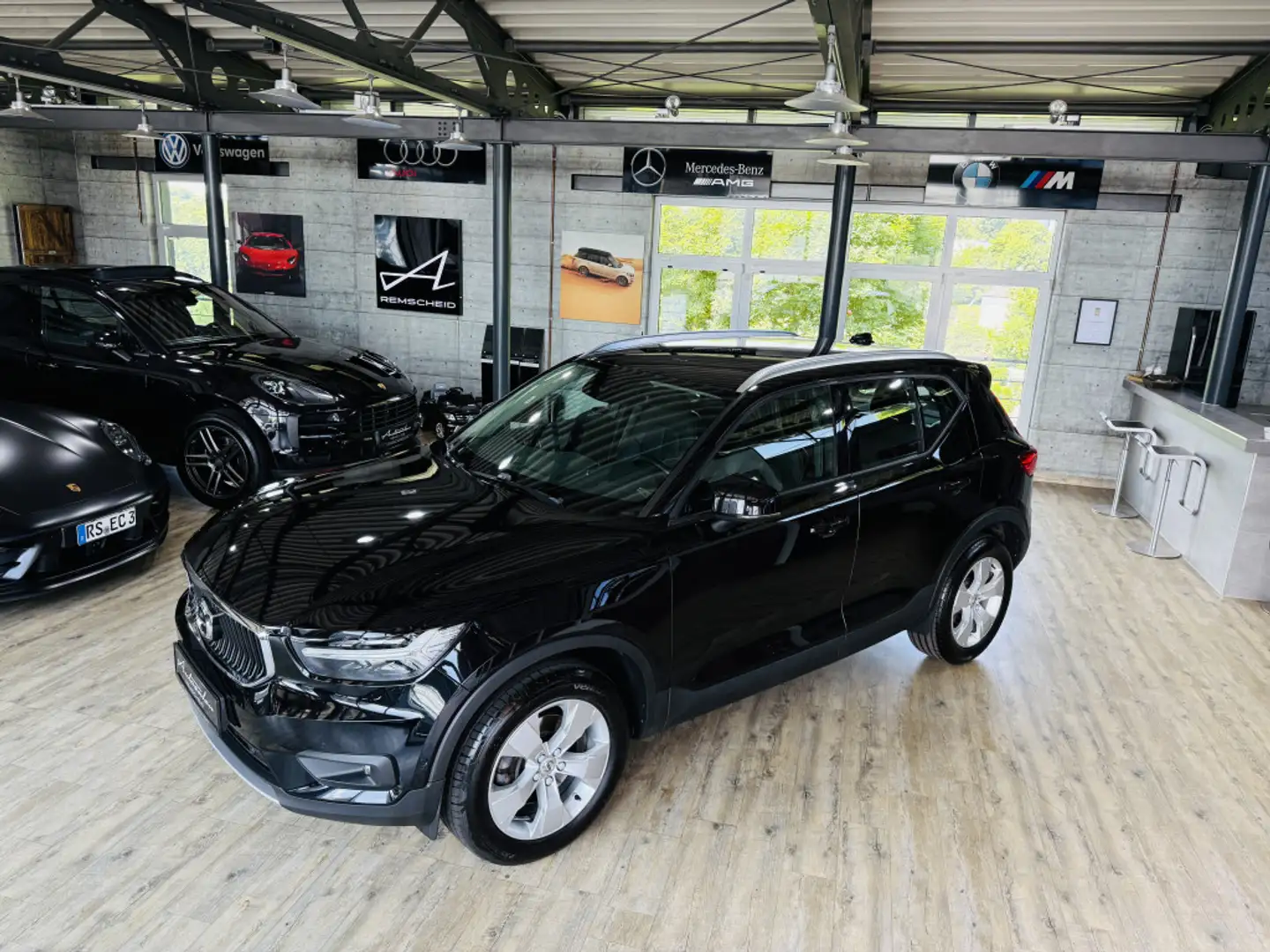Volvo XC40 Momentum AWD*AHK*HARMAN KARDON*360°KAM* Schwarz - 2