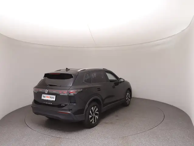 Volkswagen Tiguan view 4