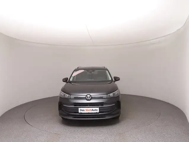 Volkswagen Tiguan view 3