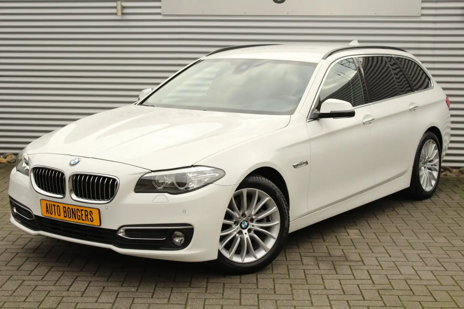 BMW 520 i Touring Luxury-Line Automaat Wit - 2
