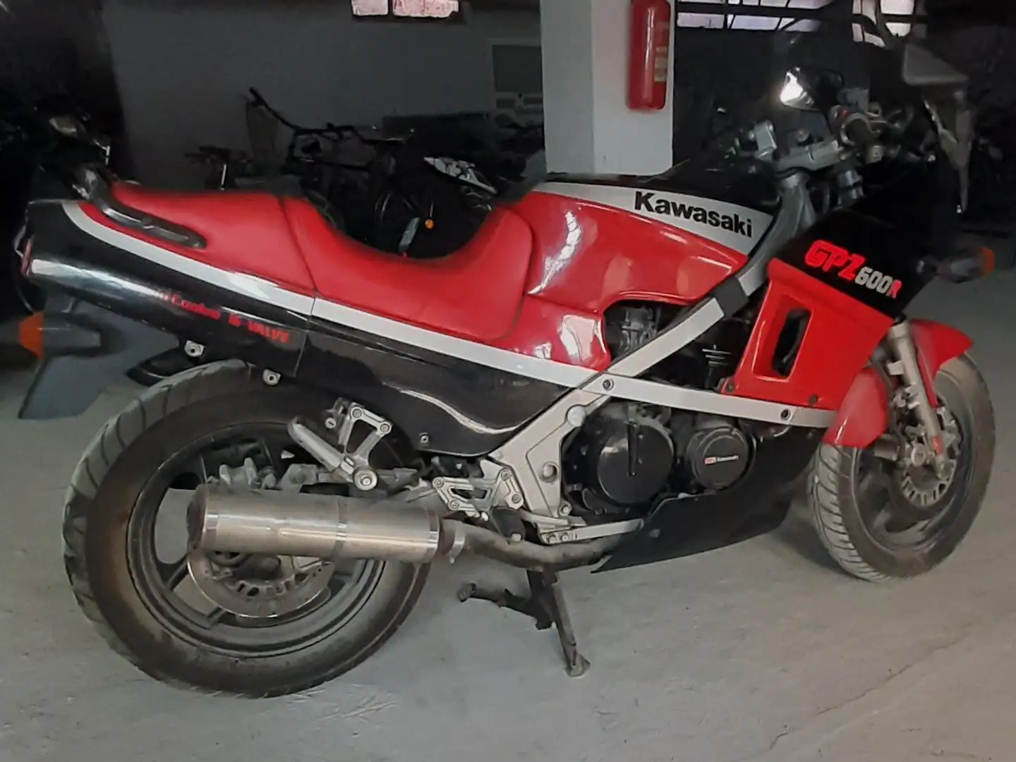 Kawasaki GPZ 600 Rouge - 1