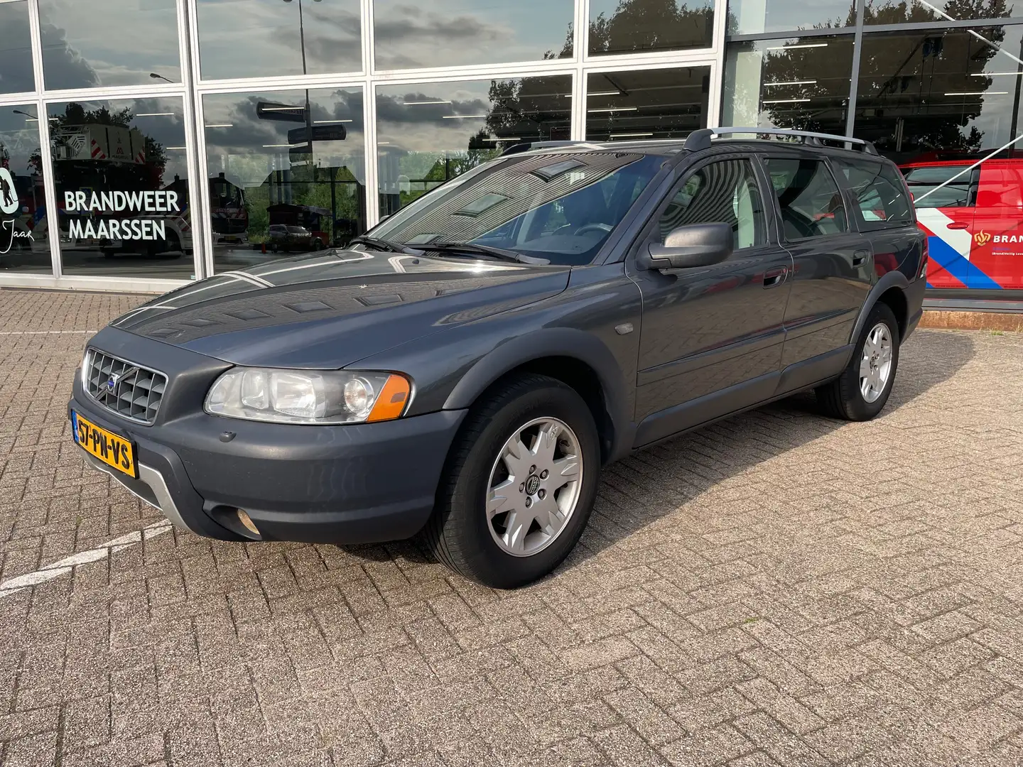 Volvo XC70 XC70 2.5 T Momentum Gri - 1
