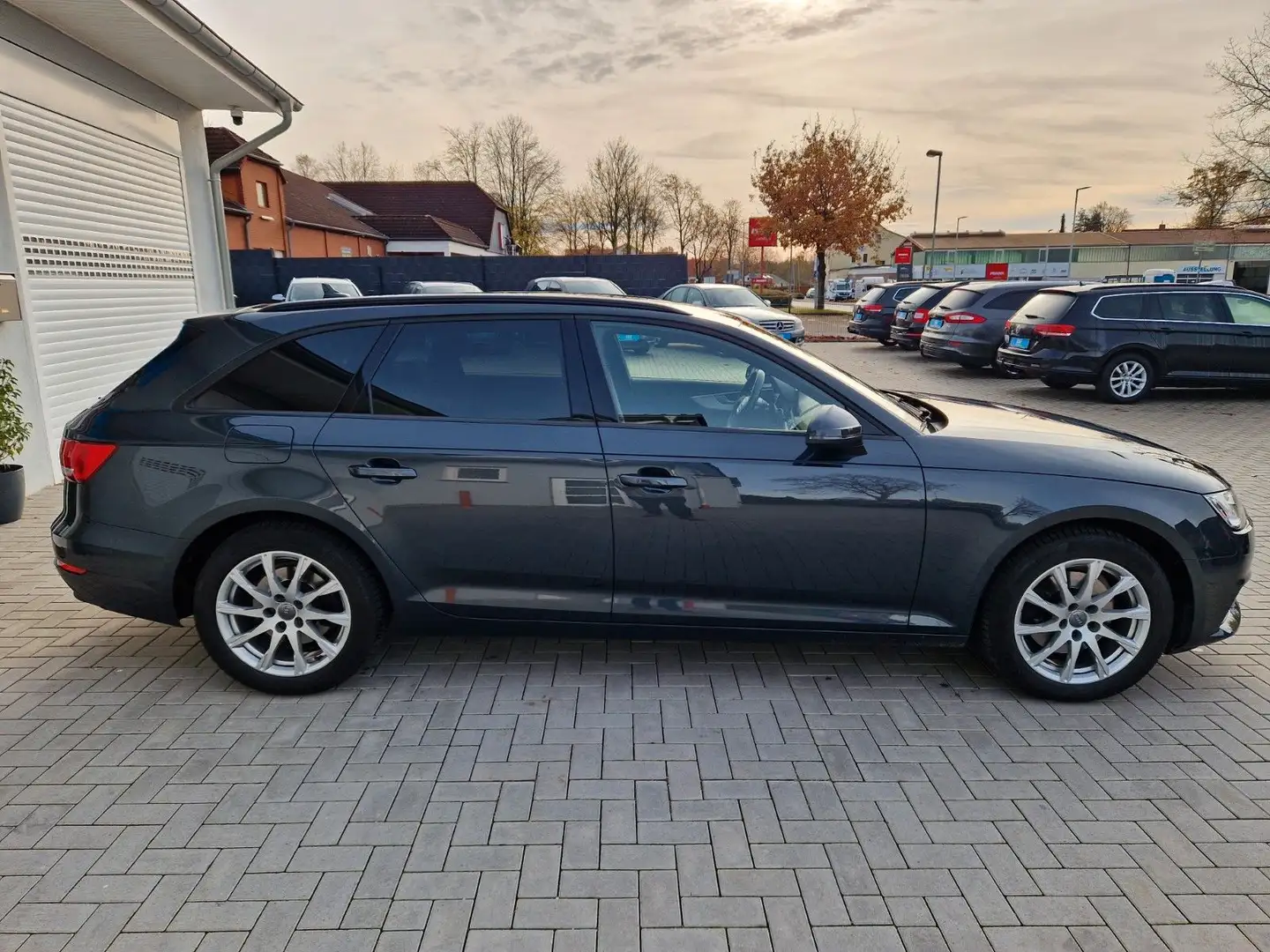 Audi A4 Avant quattro+Scheckheft+Navi+Bi-Xenon Gris - 2