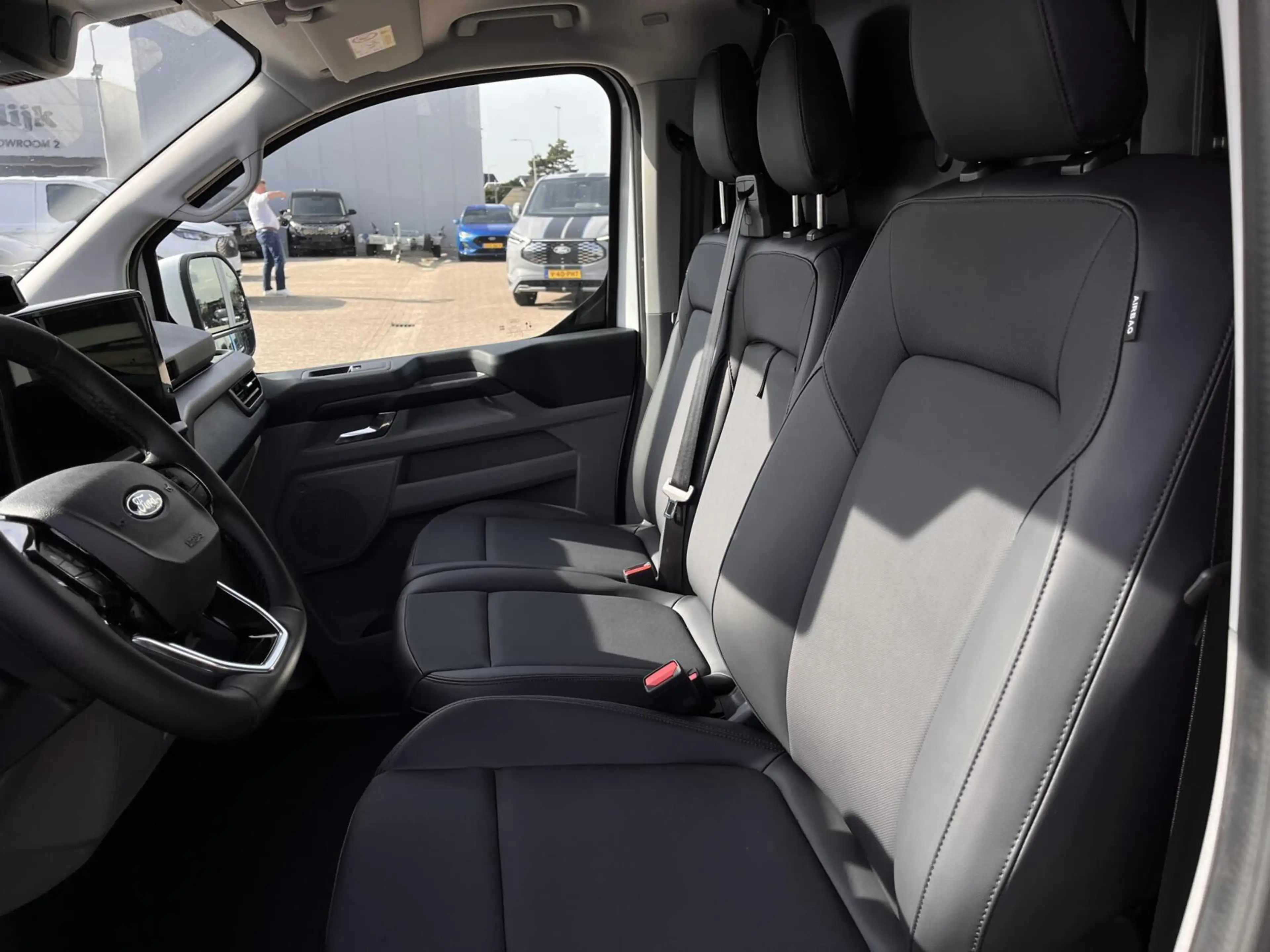 Ford Transit Custom E-Transit 340 L2H1 Limited 71 kWh 218PK 2x Schuifd — photo 4