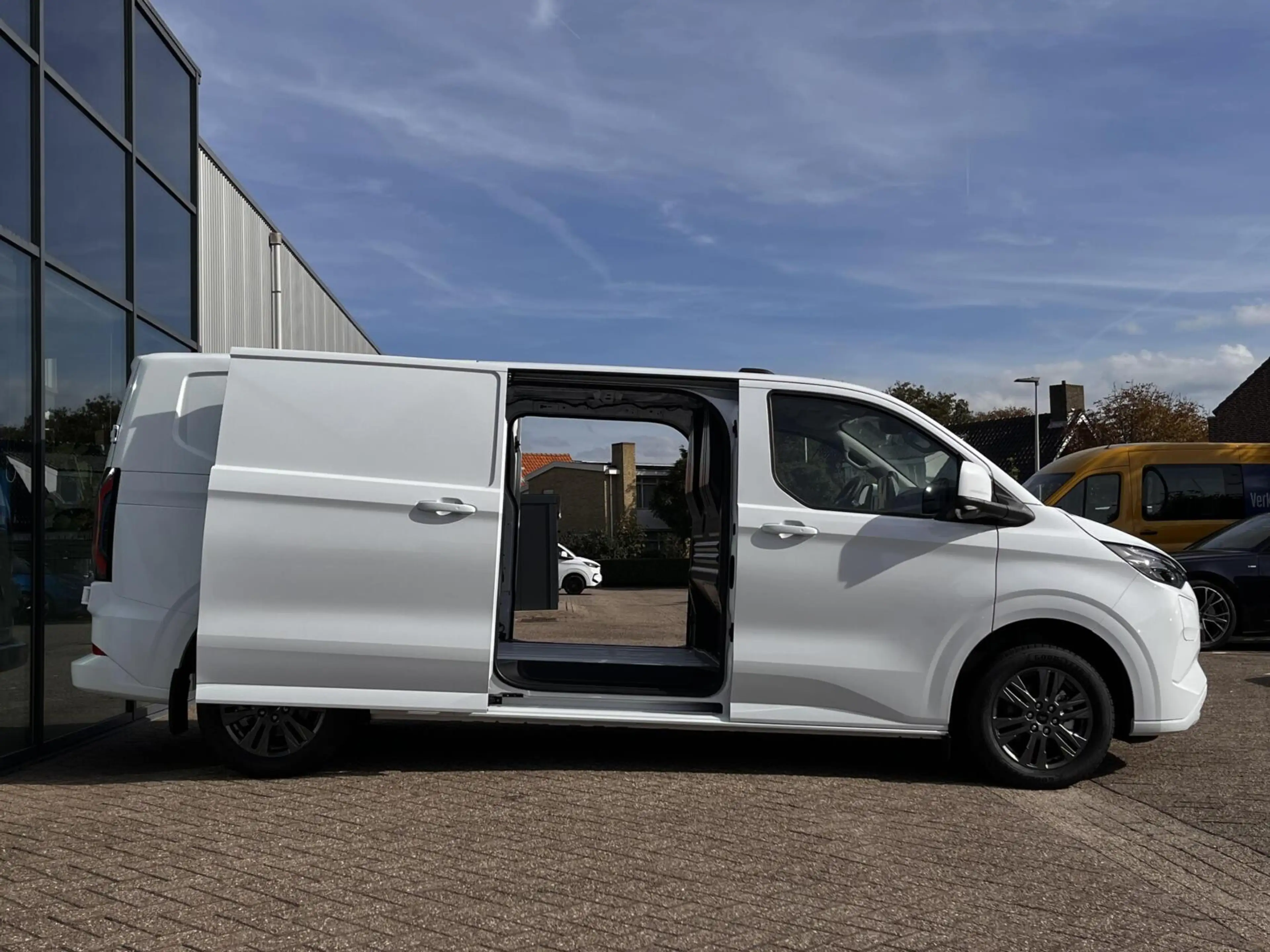 Ford Transit Custom E-Transit 340 L2H1 Limited 71 kWh 218PK 2x Schuifd — photo 9