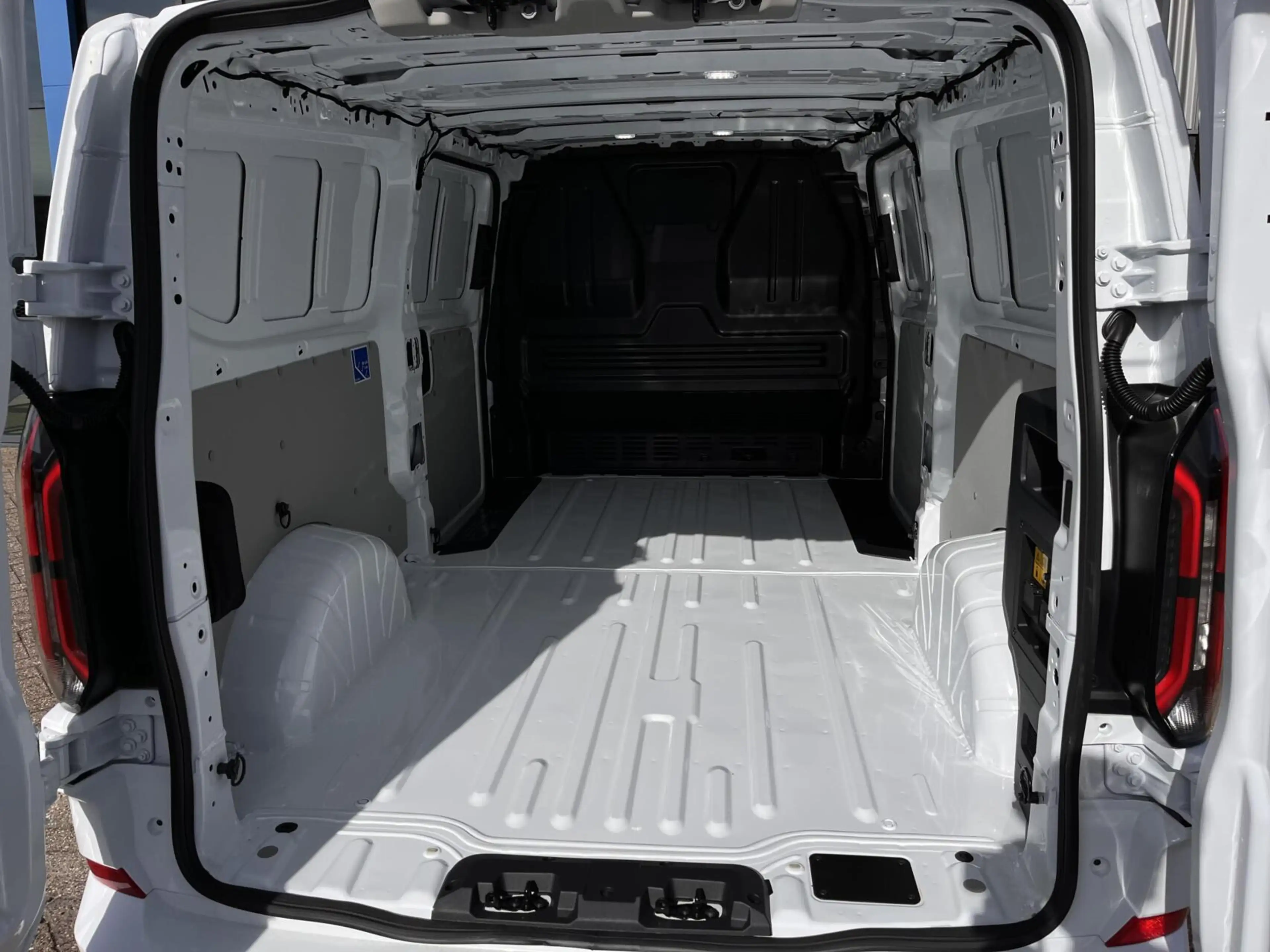 Ford Transit Custom E-Transit 340 L2H1 Limited 71 kWh 218PK 2x Schuifd — photo 14