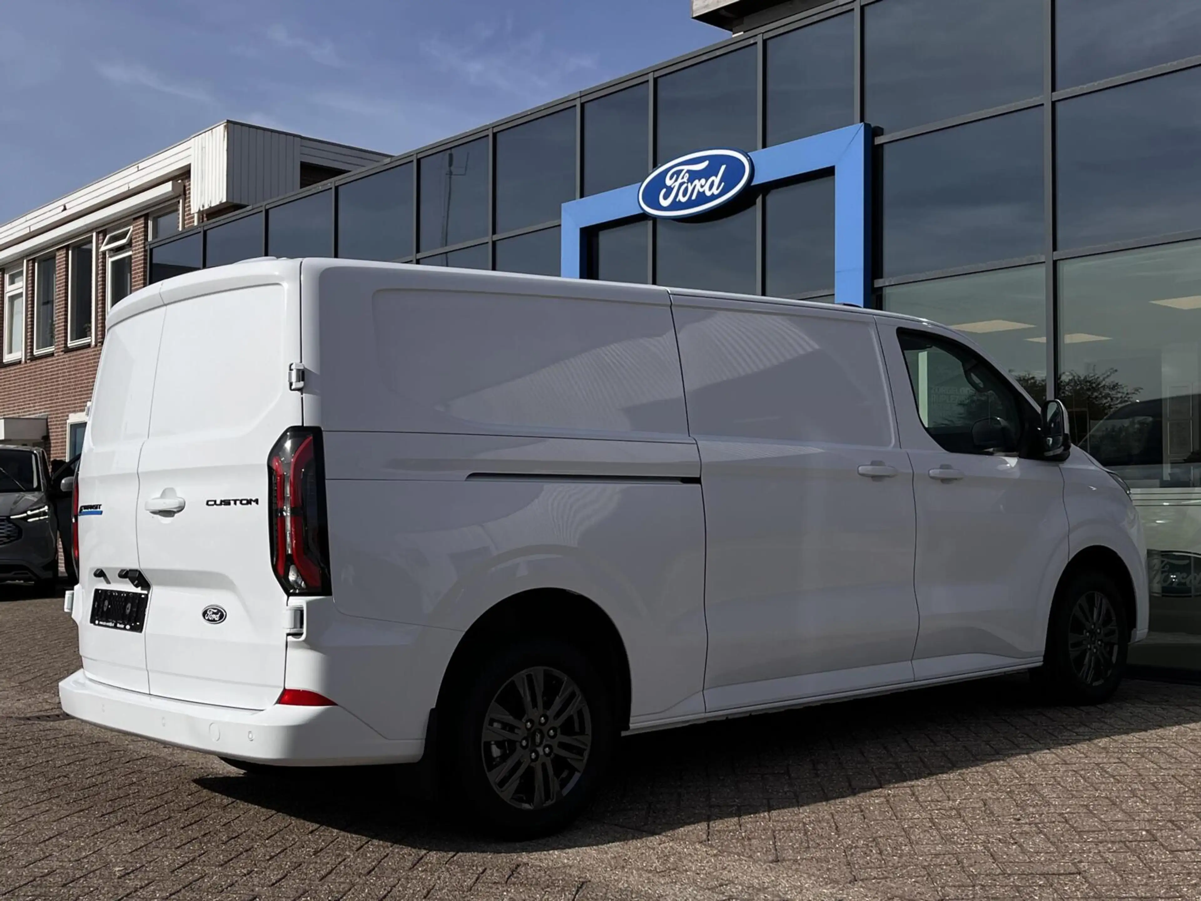 Ford Transit Custom E-Transit 340 L2H1 Limited 71 kWh 218PK 2x Schuifd — photo 2