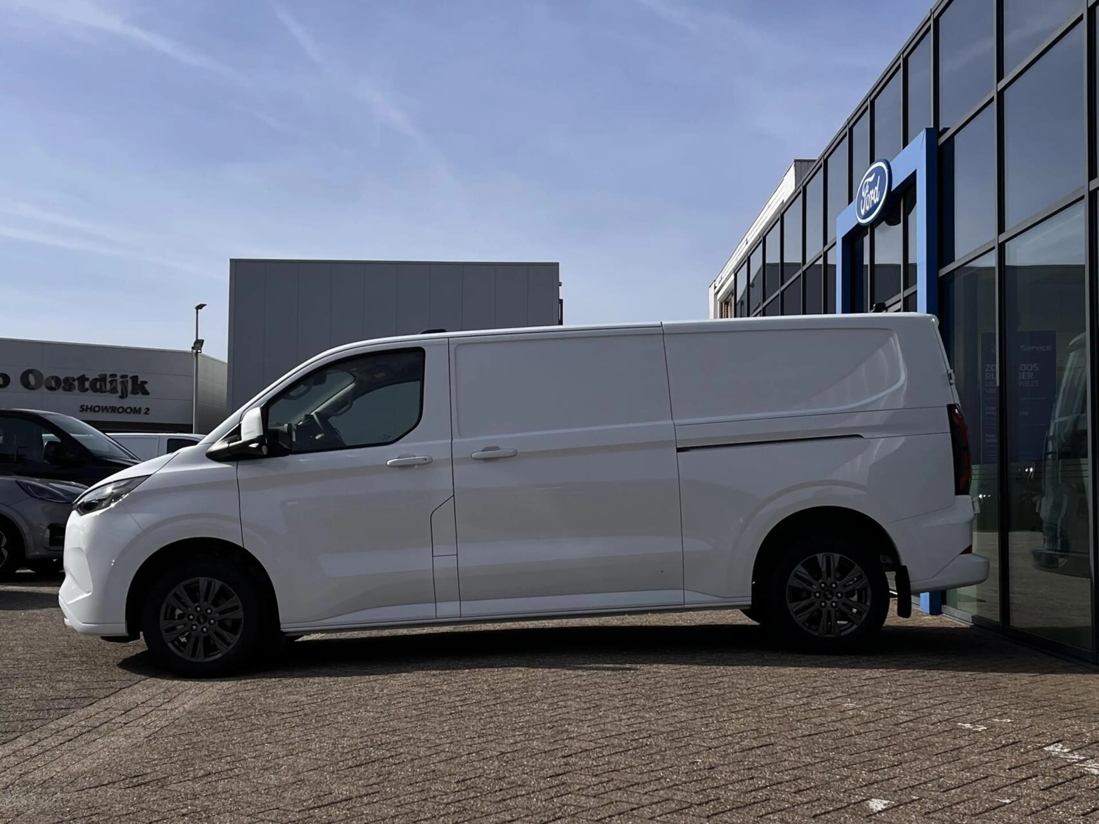 Ford Transit Custom E-Transit 340 L2H1 Limited 71 kWh 218PK 2x Schuifd — photo 10