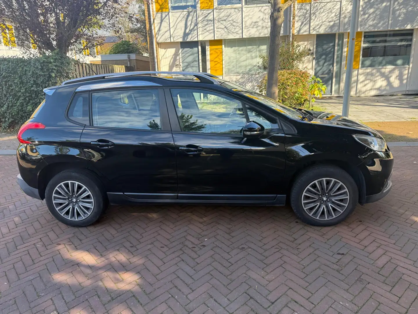 Peugeot 2008 AUTOMAAT / 54.000 NAP / Panorama dak / Parkeersens Noir - 2