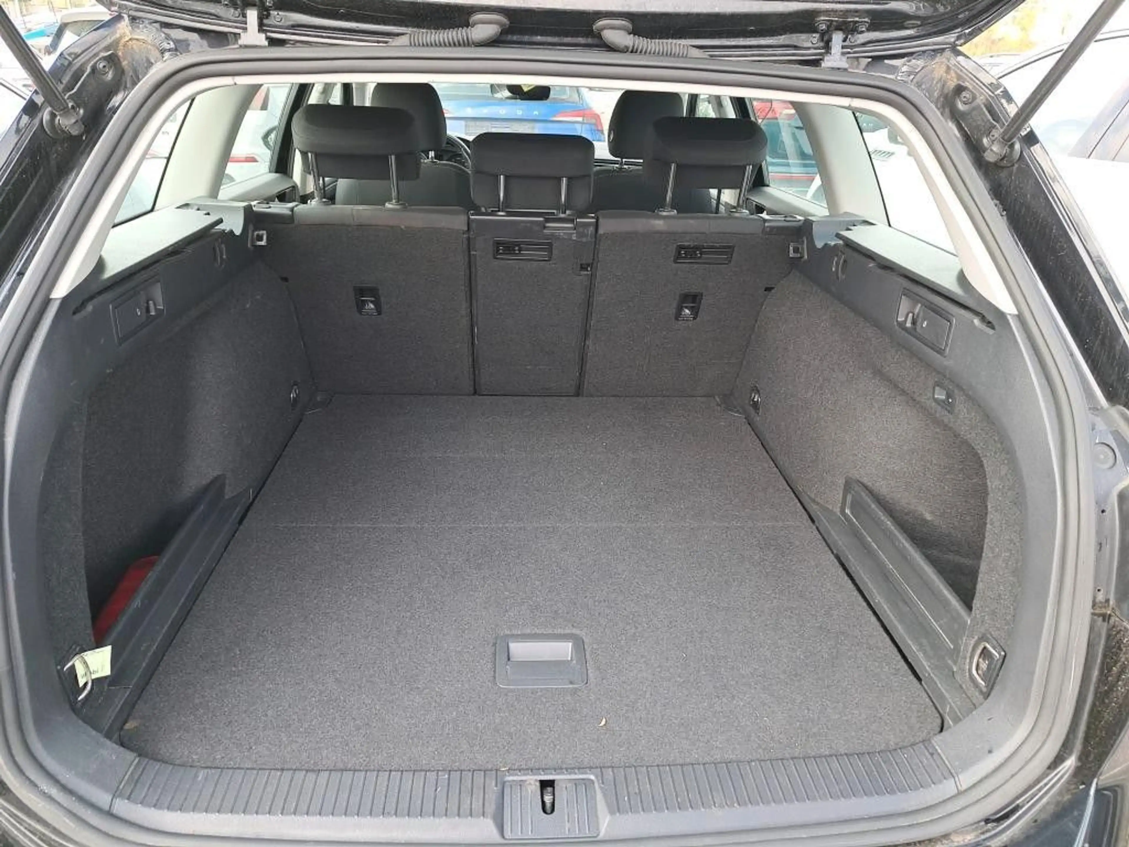Volkswagen Passat Variant Conceptline 2.0TDI DSG AHK ACC — photo 7