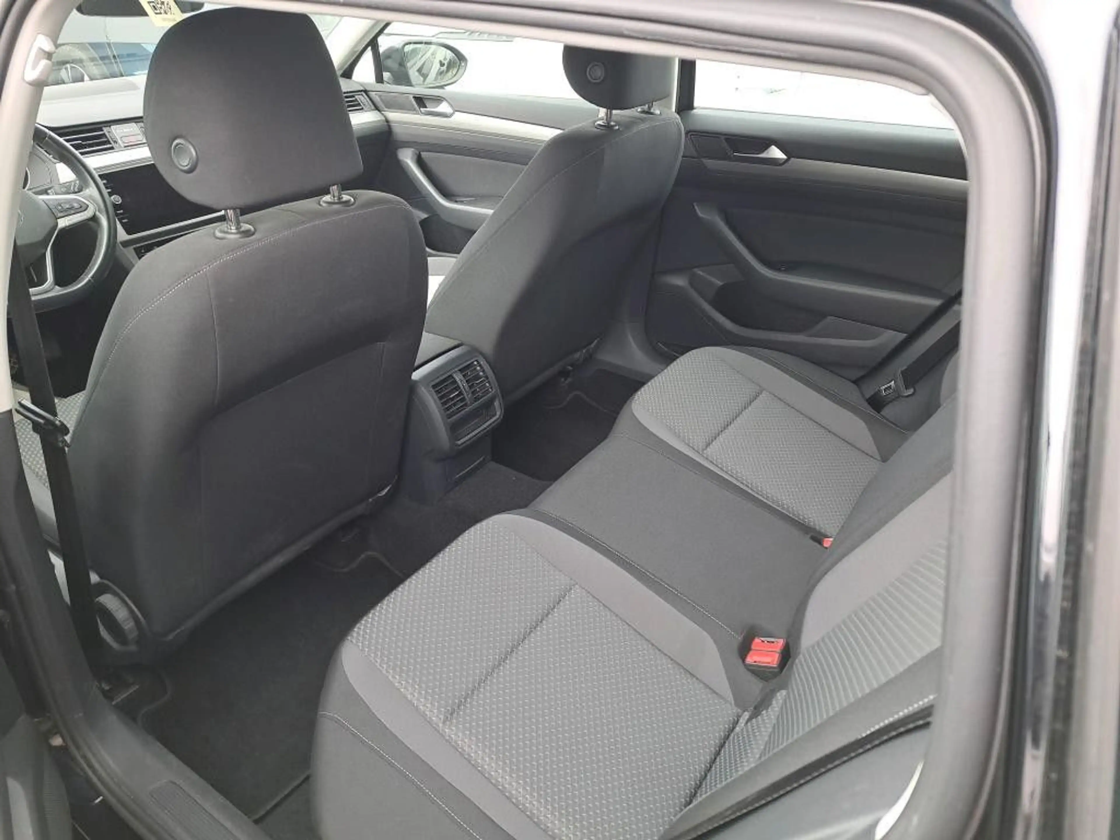 Volkswagen Passat Variant Conceptline 2.0TDI DSG AHK ACC — photo 6