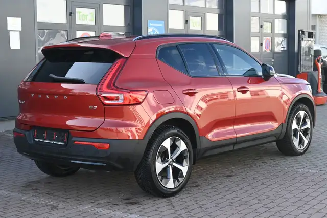 Volvo XC40 view 3