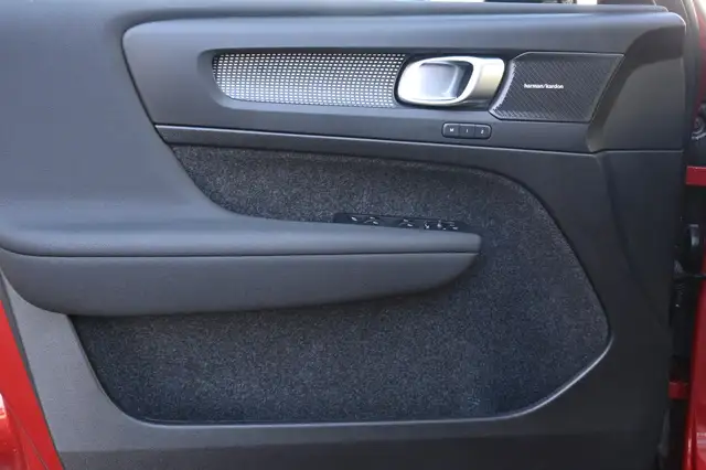 Volvo XC40 view 9