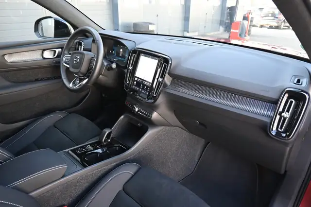 Volvo XC40 view 12