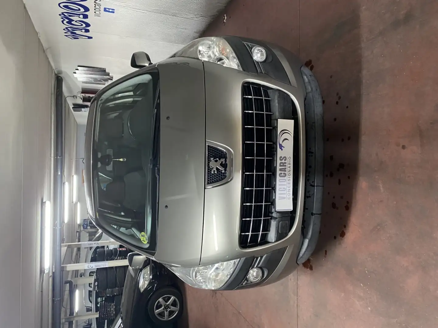 Peugeot 3008 1.6HDI FAP Confort Gris - 2