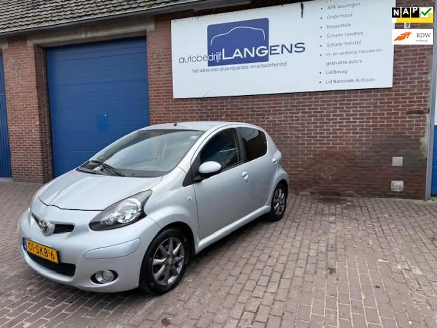 Toyota Aygo 1.0-12V Dynamic Navigator, Navi, Automaat, Airco, Gris - 1