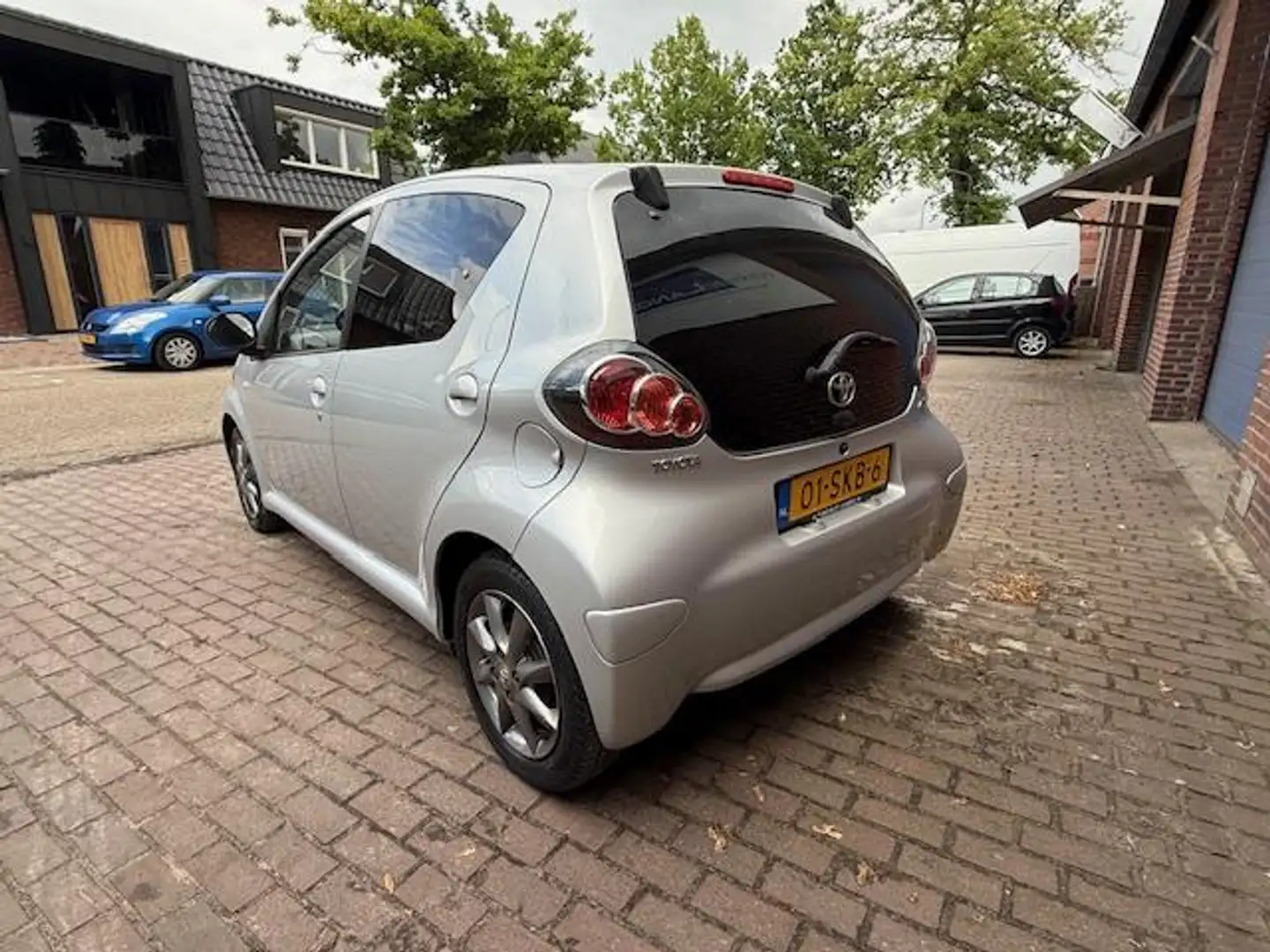 Toyota Aygo 1.0-12V Dynamic Navigator, Navi, Automaat, Airco, Gris - 2